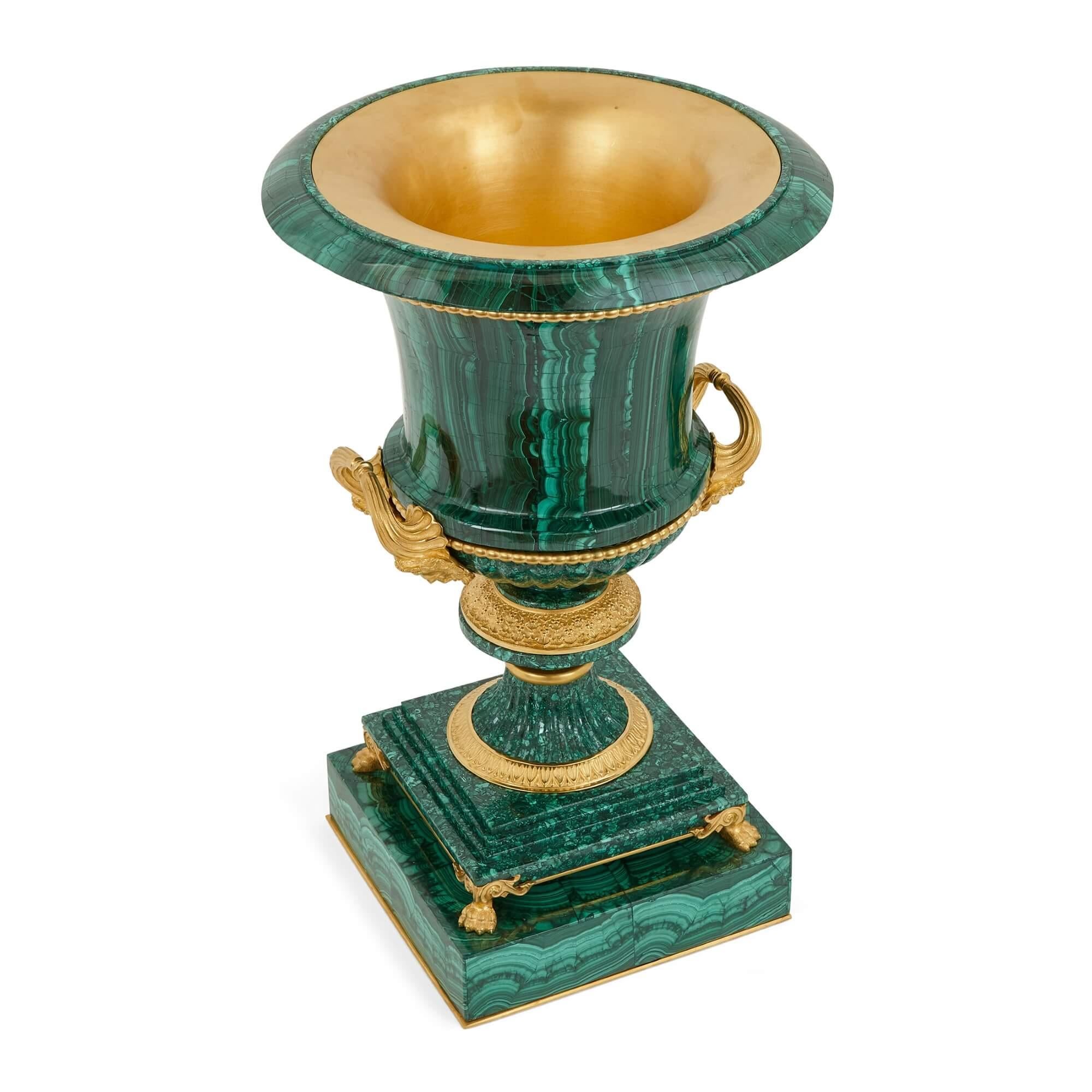 Neoclassico Coppia di vasi francesi in malachite montati su Ormolu su disegno di Galberg in vendita
