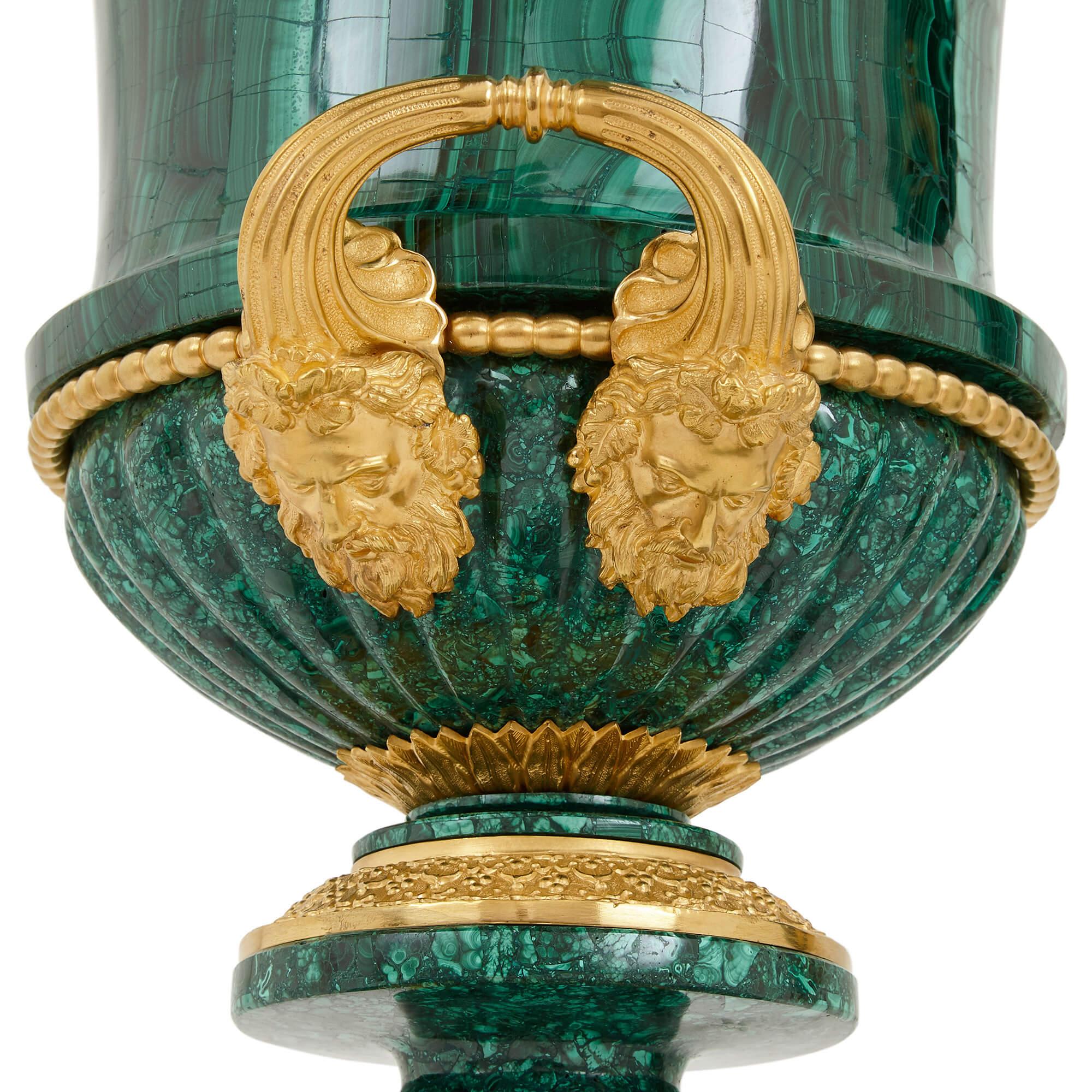 Russe Paire de vases français en malachite montés en bronze doré d'après un dessin de Galberg en vente