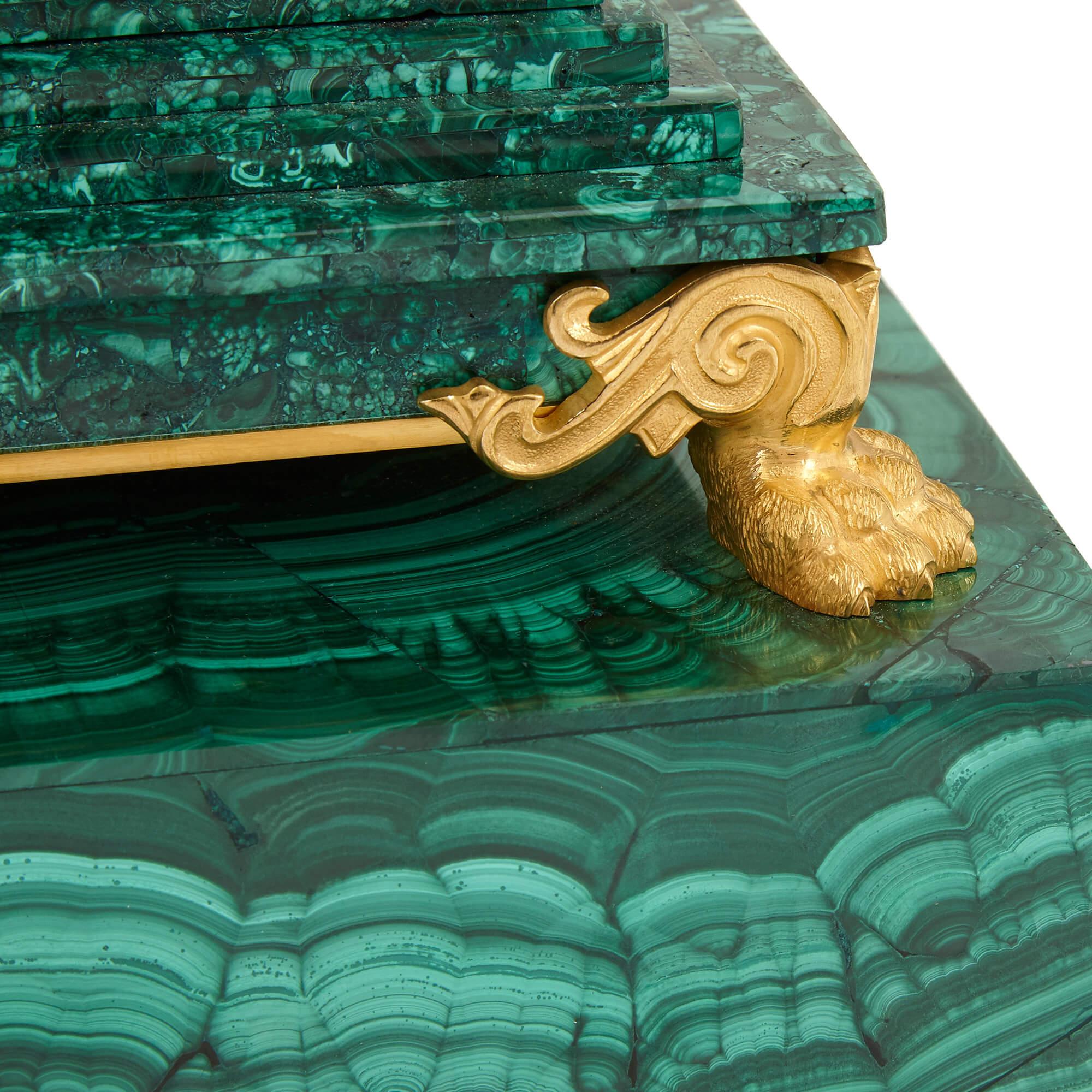 Coppia di vasi francesi in malachite montati su Ormolu su disegno di Galberg In condizioni buone in vendita a London, GB