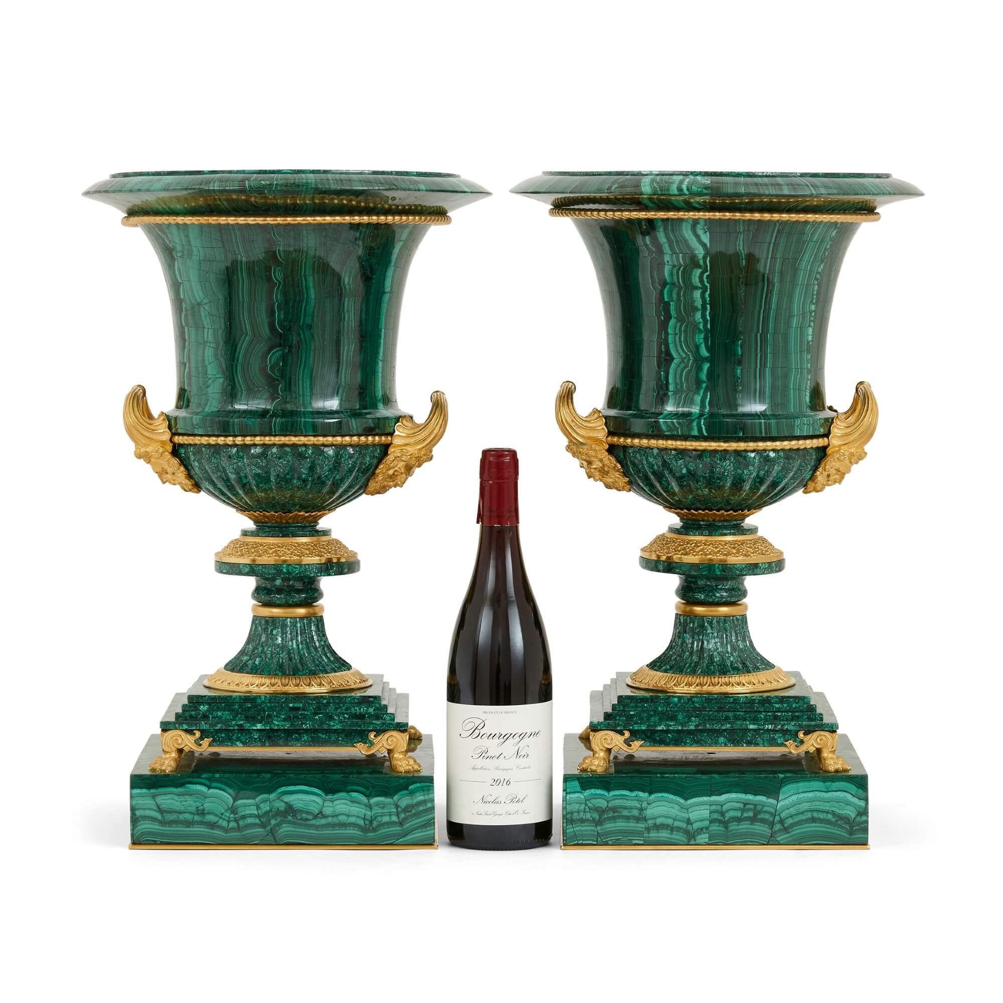 Paar französische Vasen mit Ormolu-Montierung aus Malachit nach einem Entwurf von Galberg (20. Jahrhundert) im Angebot
