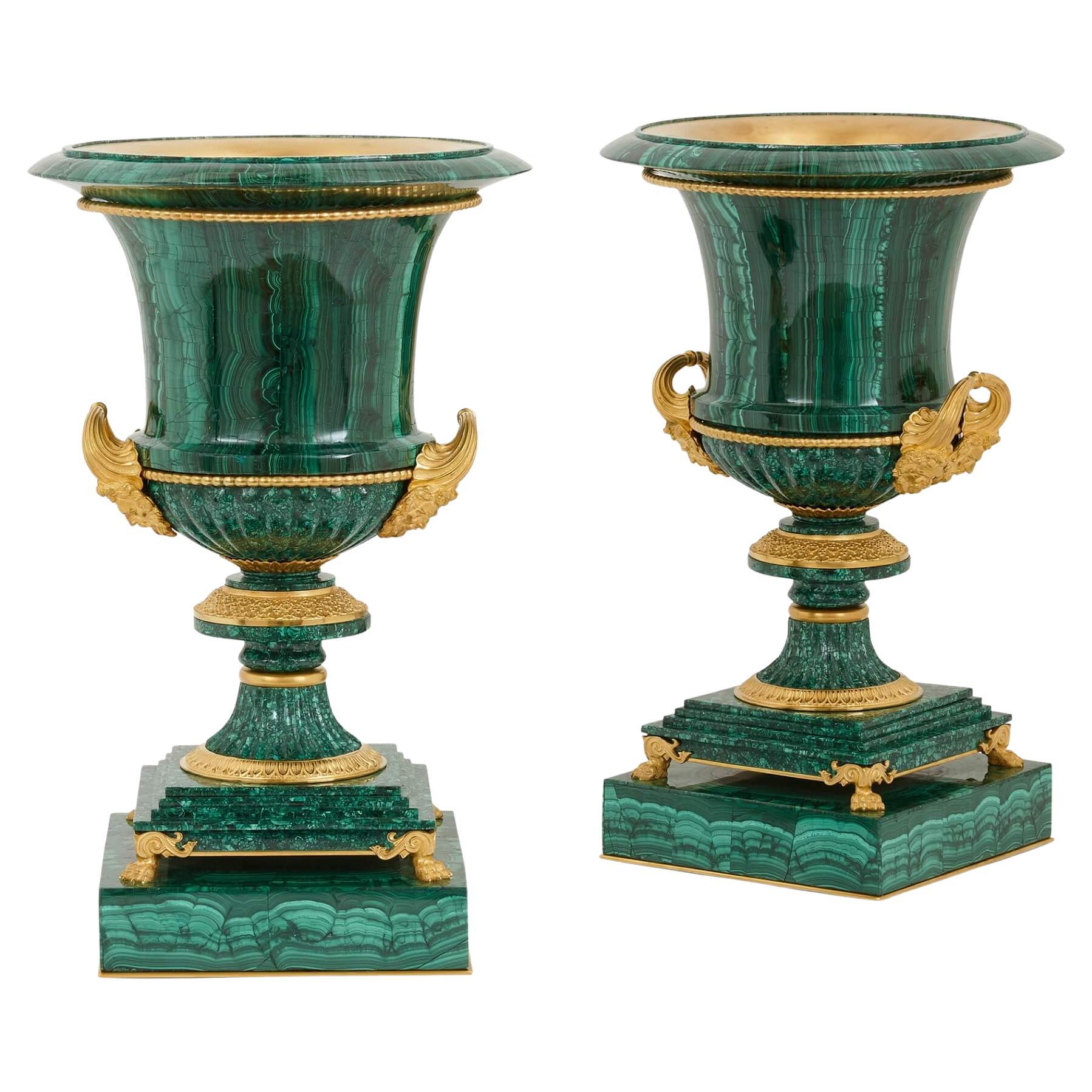 Paire de vases français en malachite montés en bronze doré d'après un dessin de Galberg en vente