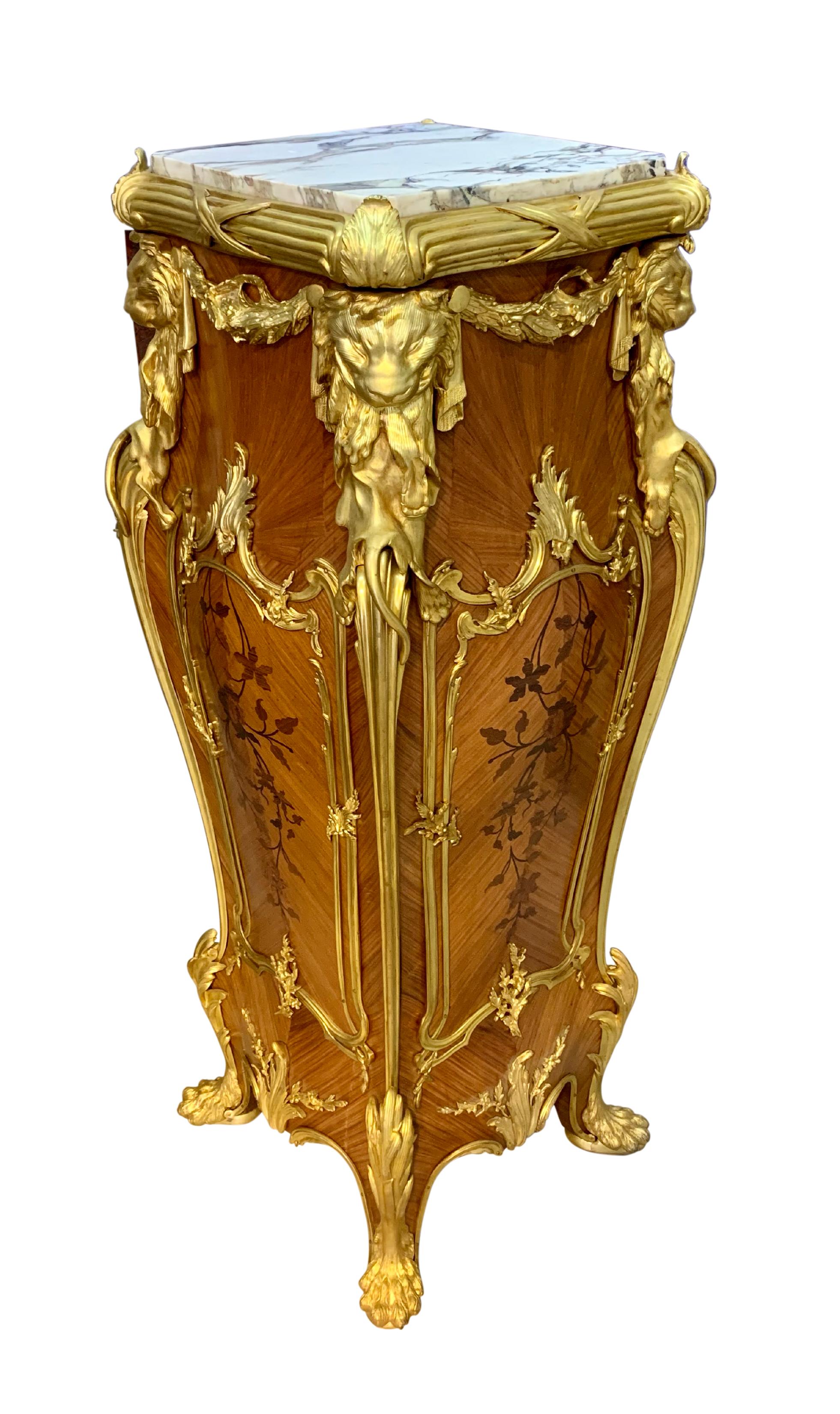 20ième siècle Paire de  Grands piédestaux montés en bronze doré d'après François Linke en vente