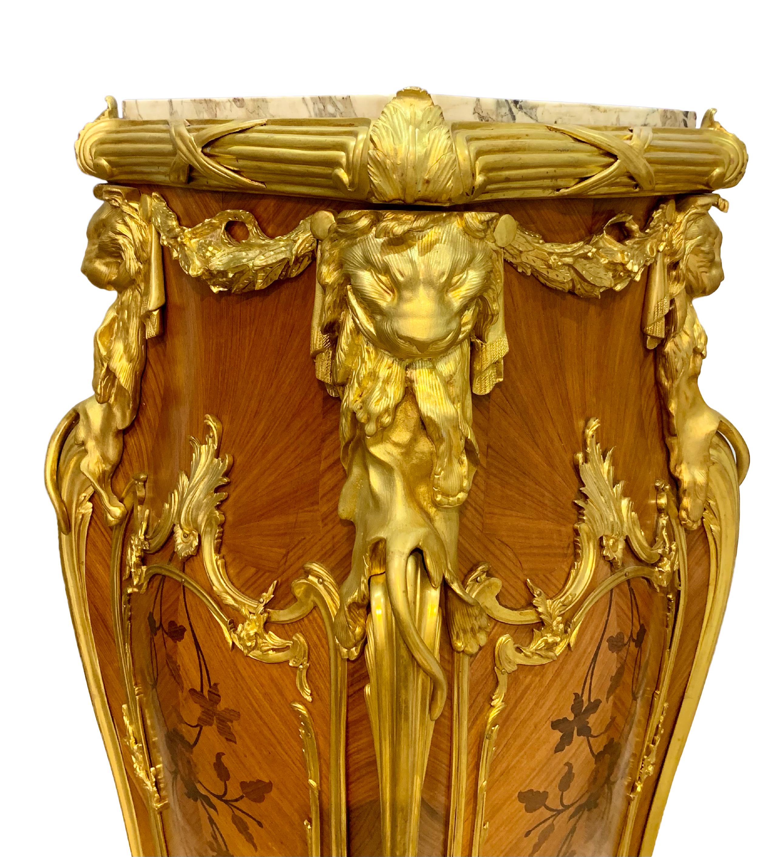 Bronze doré Paire de  Grands piédestaux montés en bronze doré d'après François Linke en vente