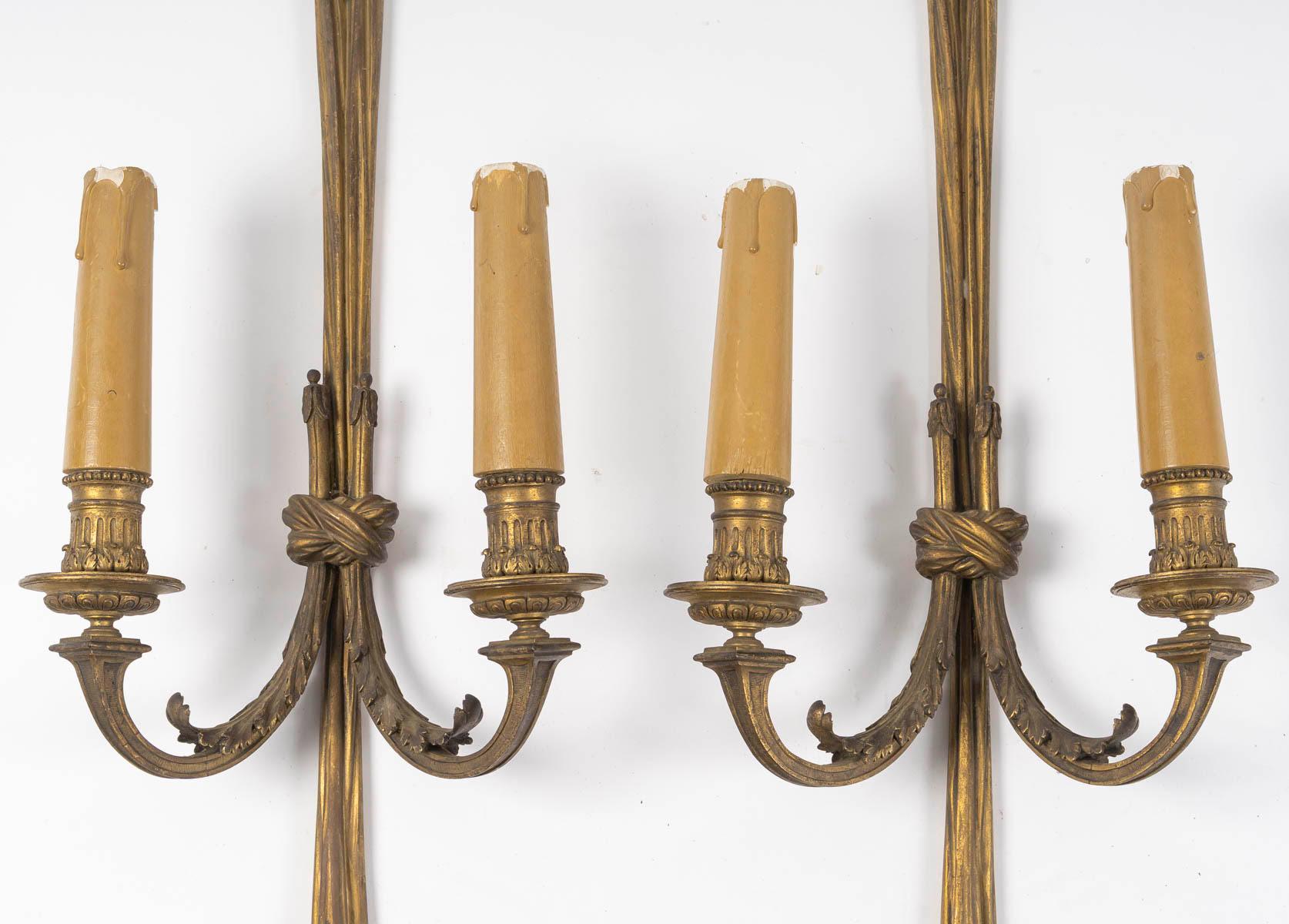 Coppia di appliques in bronzo dorato in stile Luigi XVI con decorazione a drappeggio, XIX secolo, periodo Napoleone III.
H. H. 57 cm, L. 24 cm, P. 12 cm.