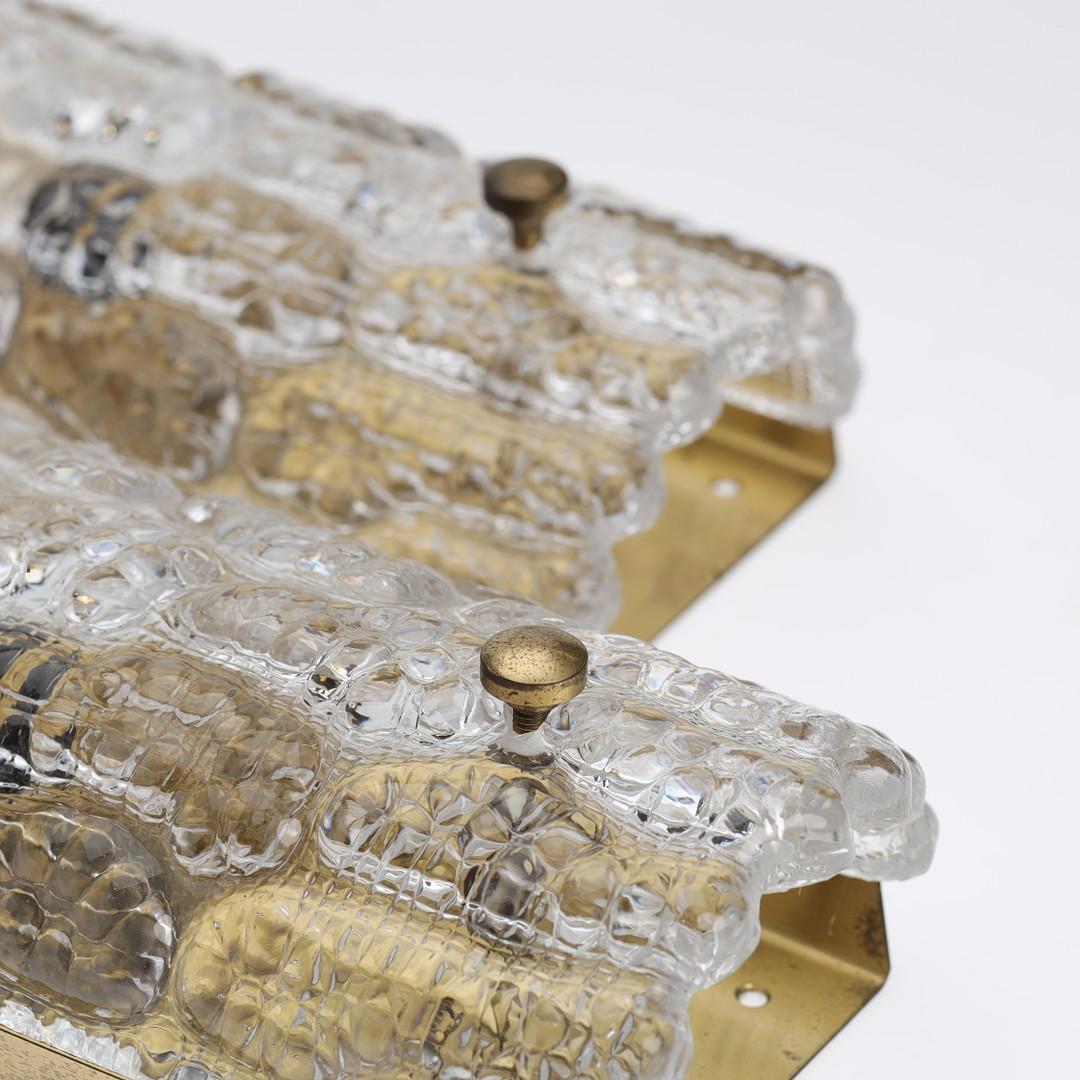 Paire d'appliques en verre moulé de Carl Faugerlund pour Orrefors. Le verre est fixé aux plaques de fond en laiton à l'aide de deux vis en laiton peintes. Comprend un nouveau câblage UL, vers 1960.