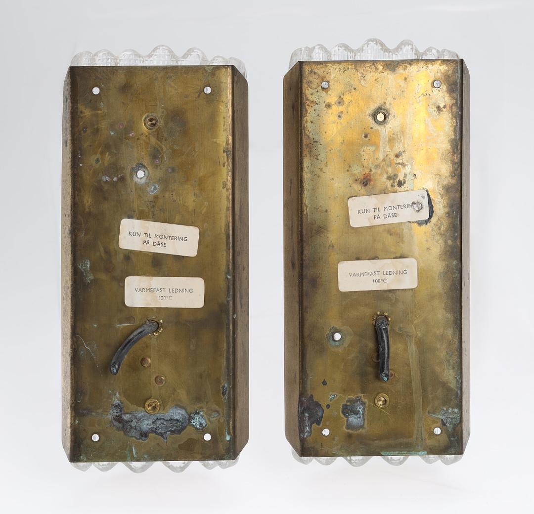 Suédois Paire d'appliques en verre moulé Orrefors par Carl Faugerlund en vente