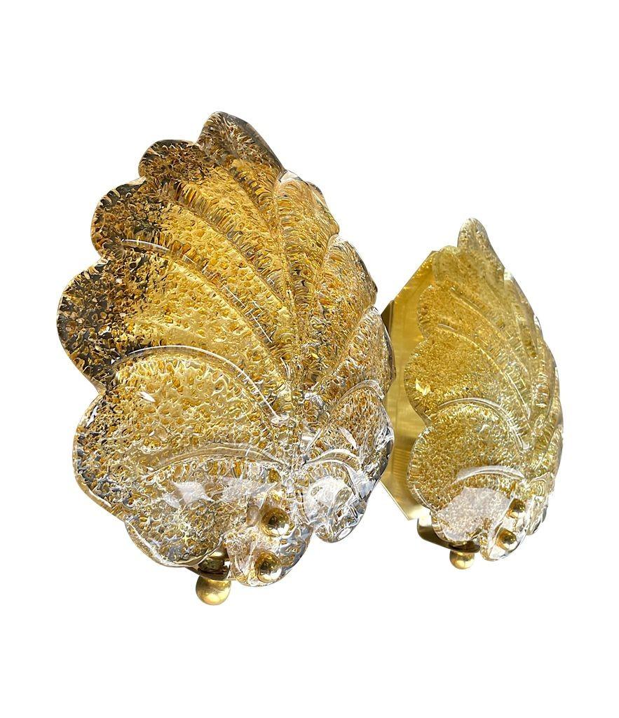 Art Déco Coppia di appliques di Orrefors in vetro e foglie d'ottone di Reijmyre in vendita