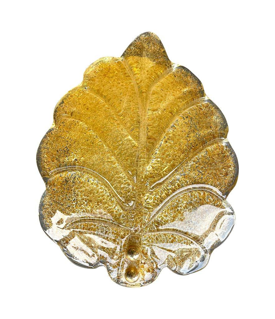 Fine XX secolo Coppia di appliques di Orrefors in vetro e foglie d'ottone di Reijmyre in vendita