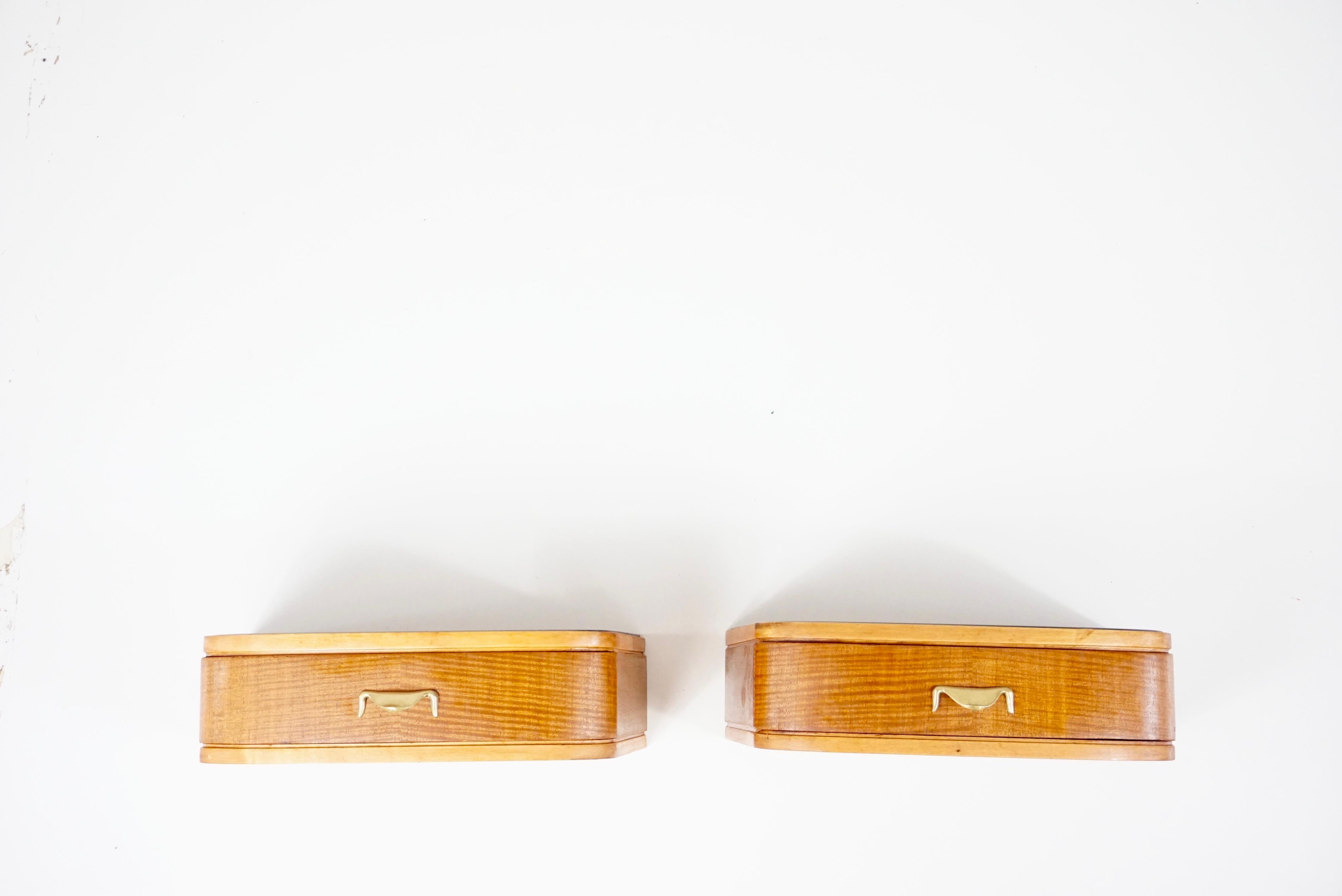 A pair of Osvaldo Borsani floating bedside tables, wall mounted, 1950 In Good Condition For Sale In Rome, IT