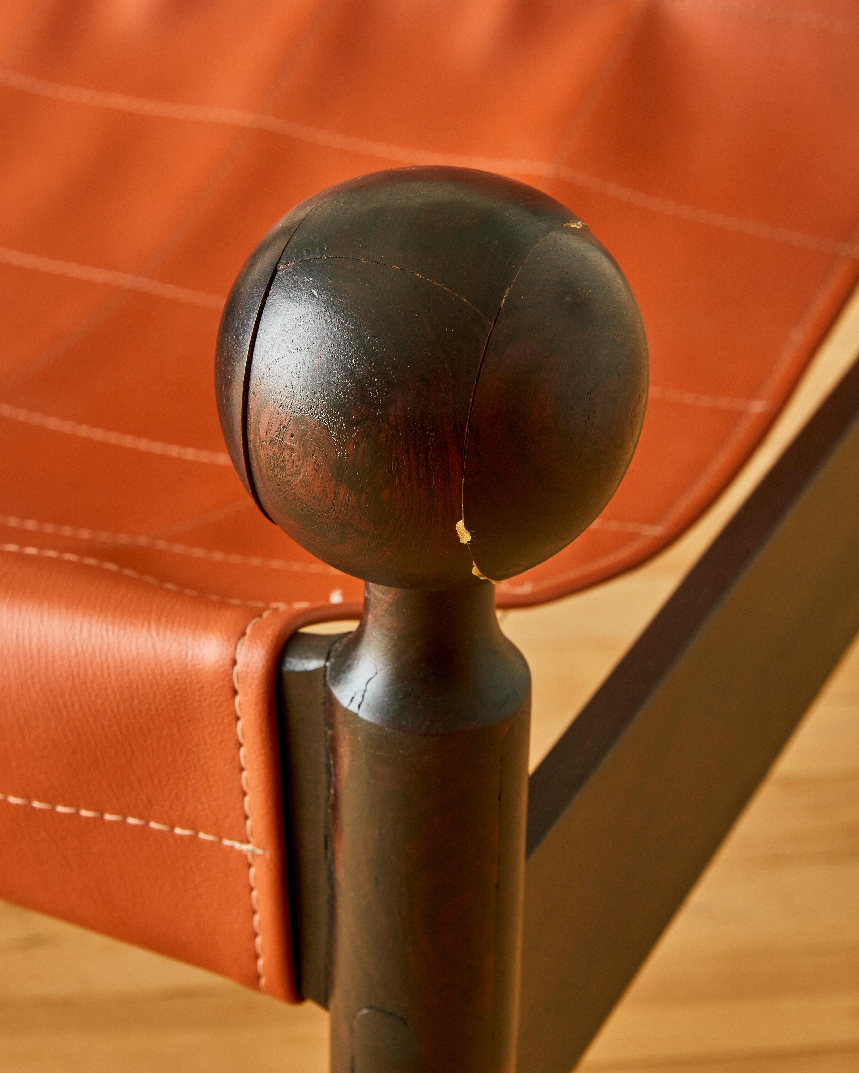A pair of Ouro Petro lounge chairs by Jorge Zalszupin For Sale 1