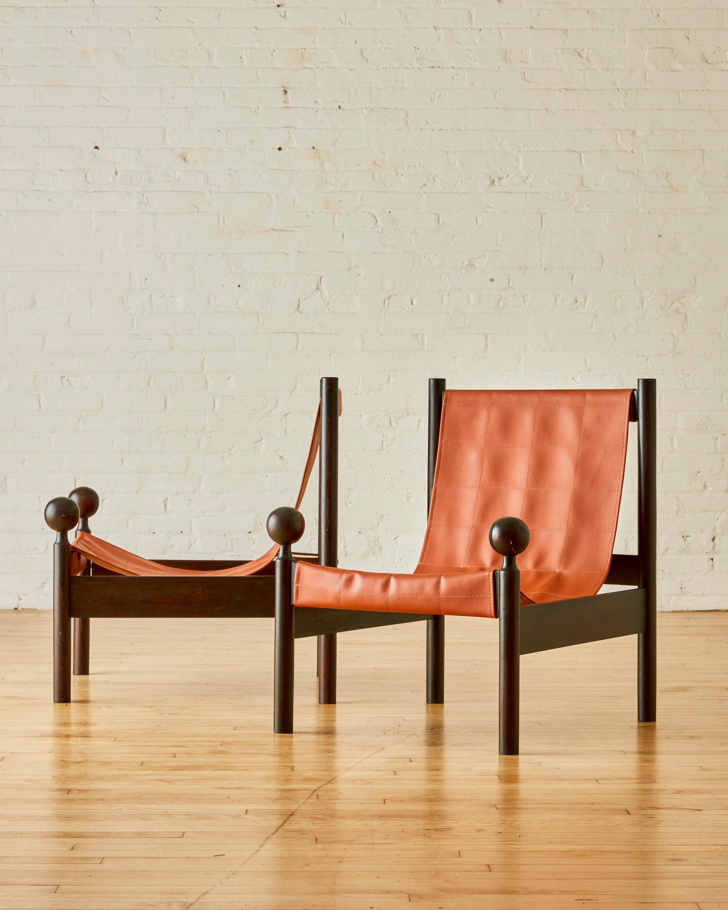 A pair of Ouro Petro lounge chairs by Jorge Zalszupin For Sale 2