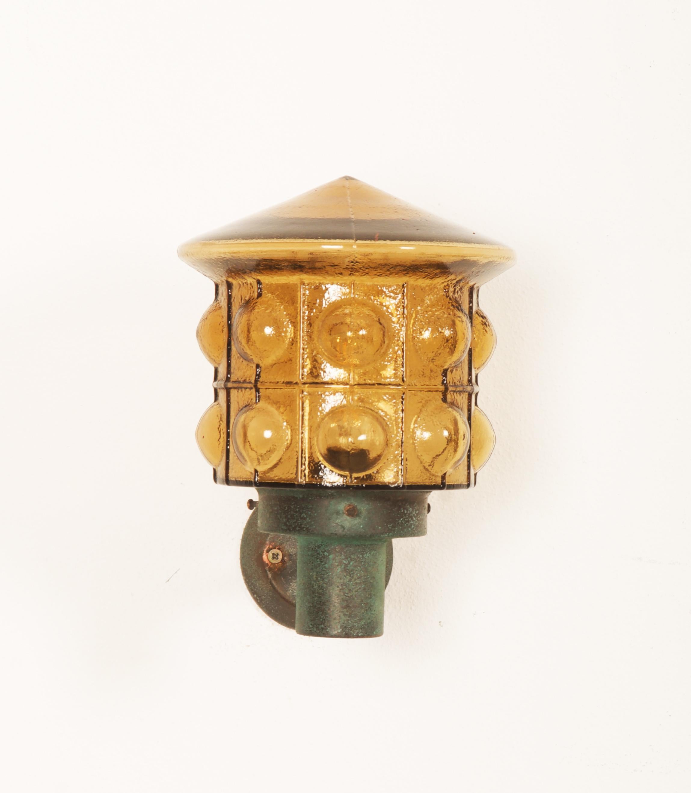 A pair of outdoor metal wall lamps with glass shades fitted with E27 socket. 
Wear due to age and use. 
