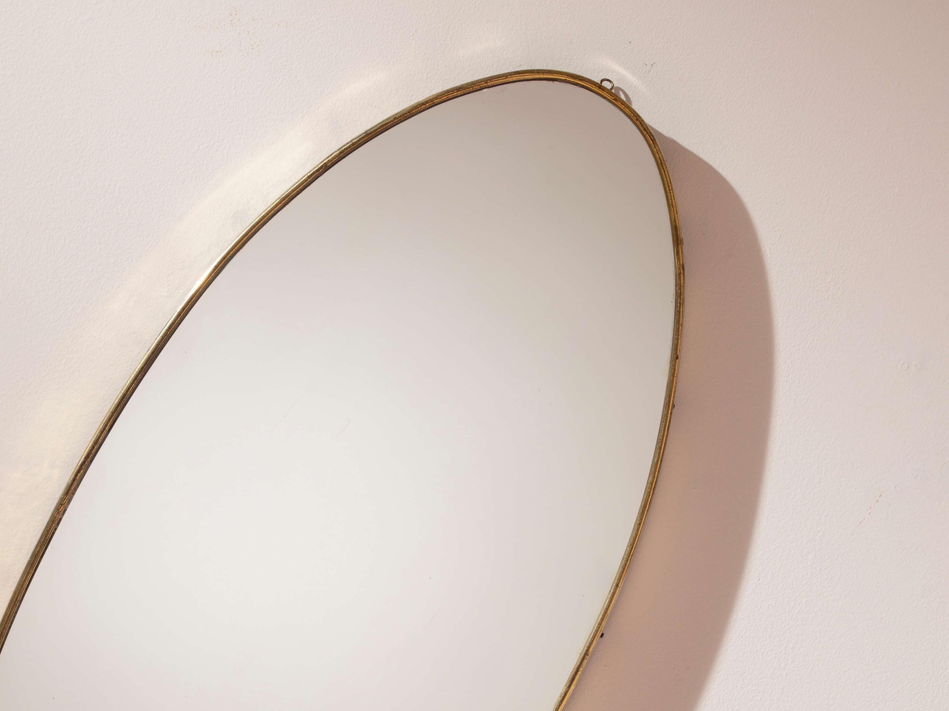 Mid-Century Modern Paire de miroirs ovales en laiton, Italie, années 1960 en vente