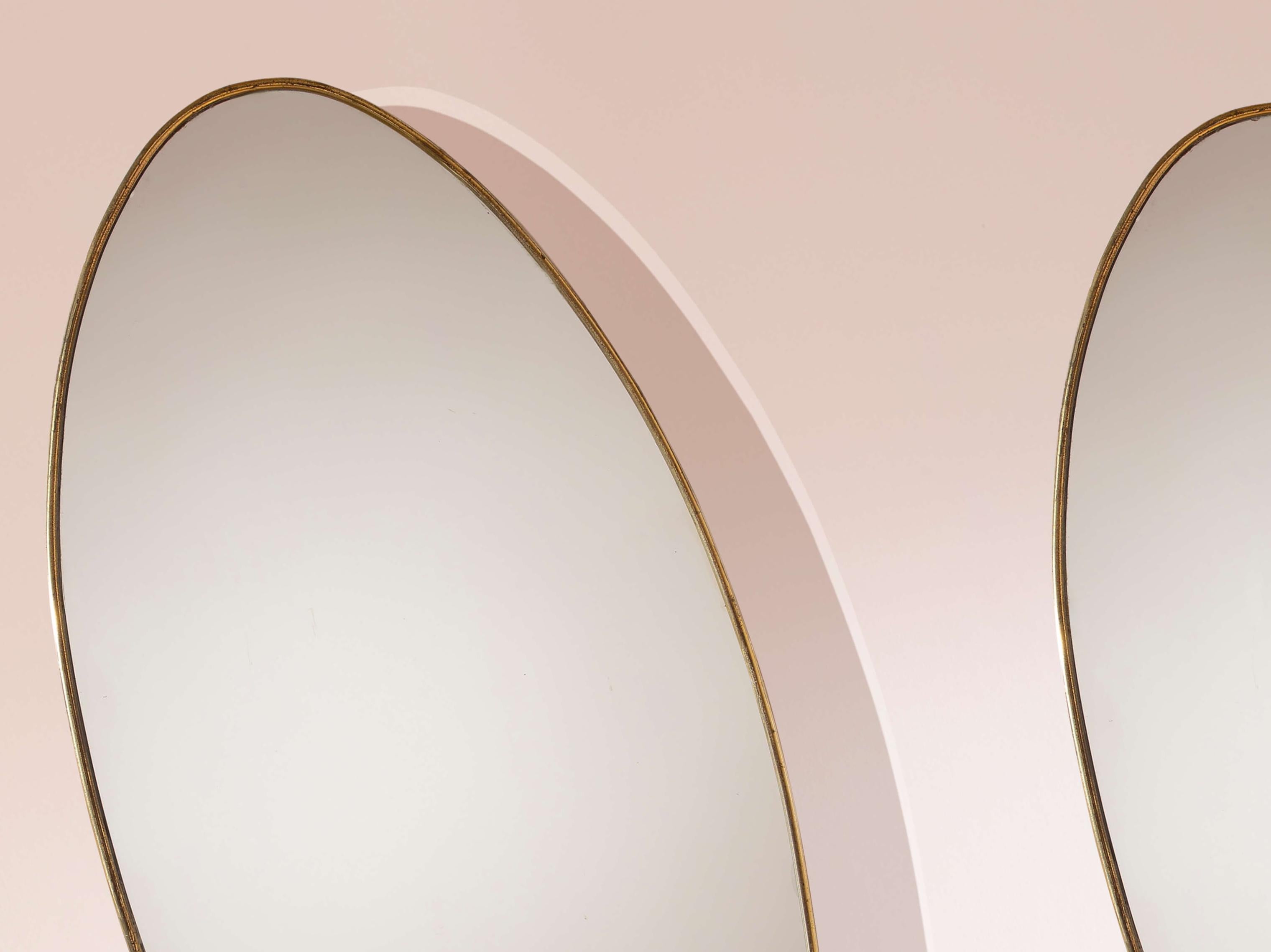Milieu du XXe siècle Paire de miroirs ovales en laiton, Italie, années 1960 en vente