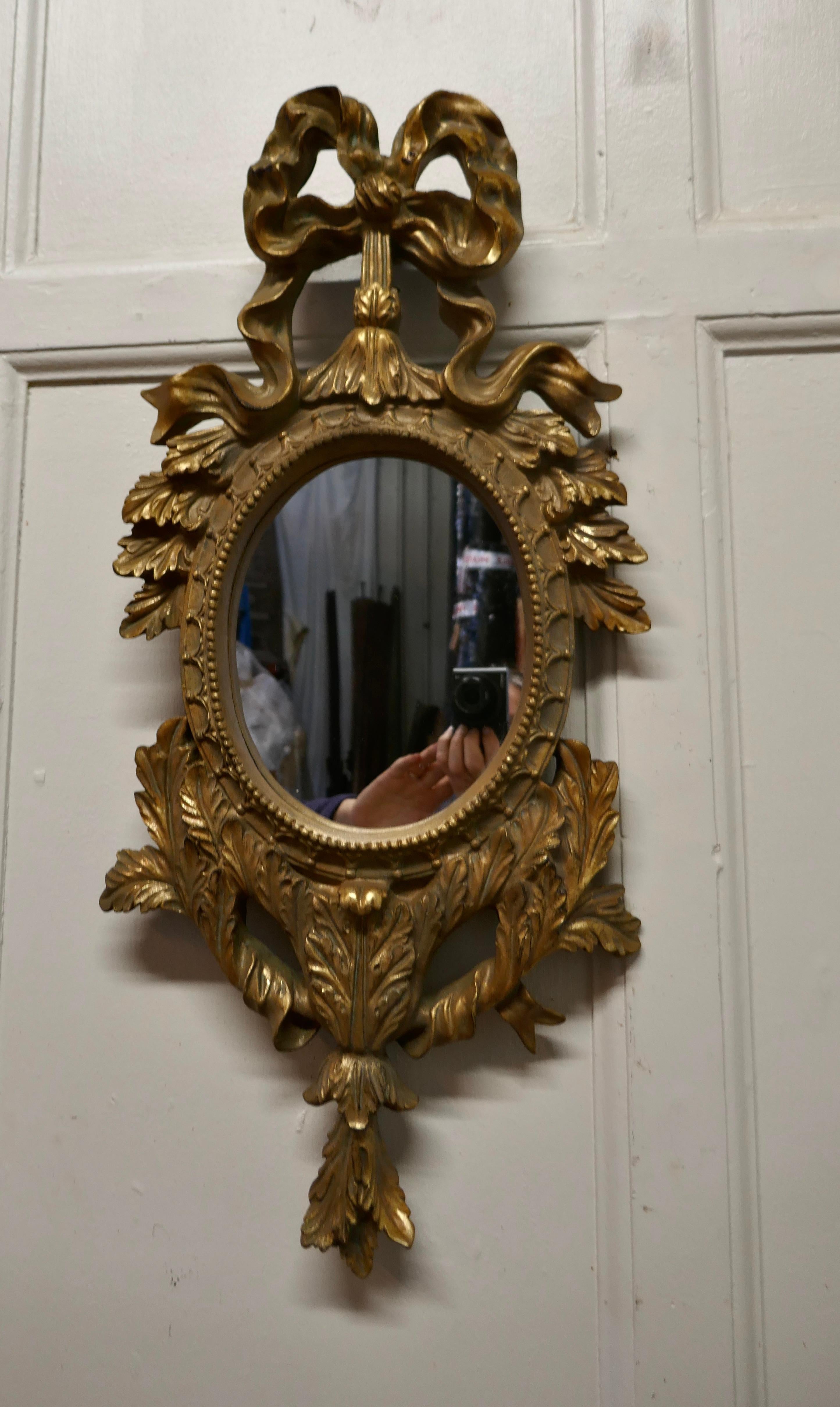 Rococo Paire de miroirs muraux ovales rococo dorés en vente