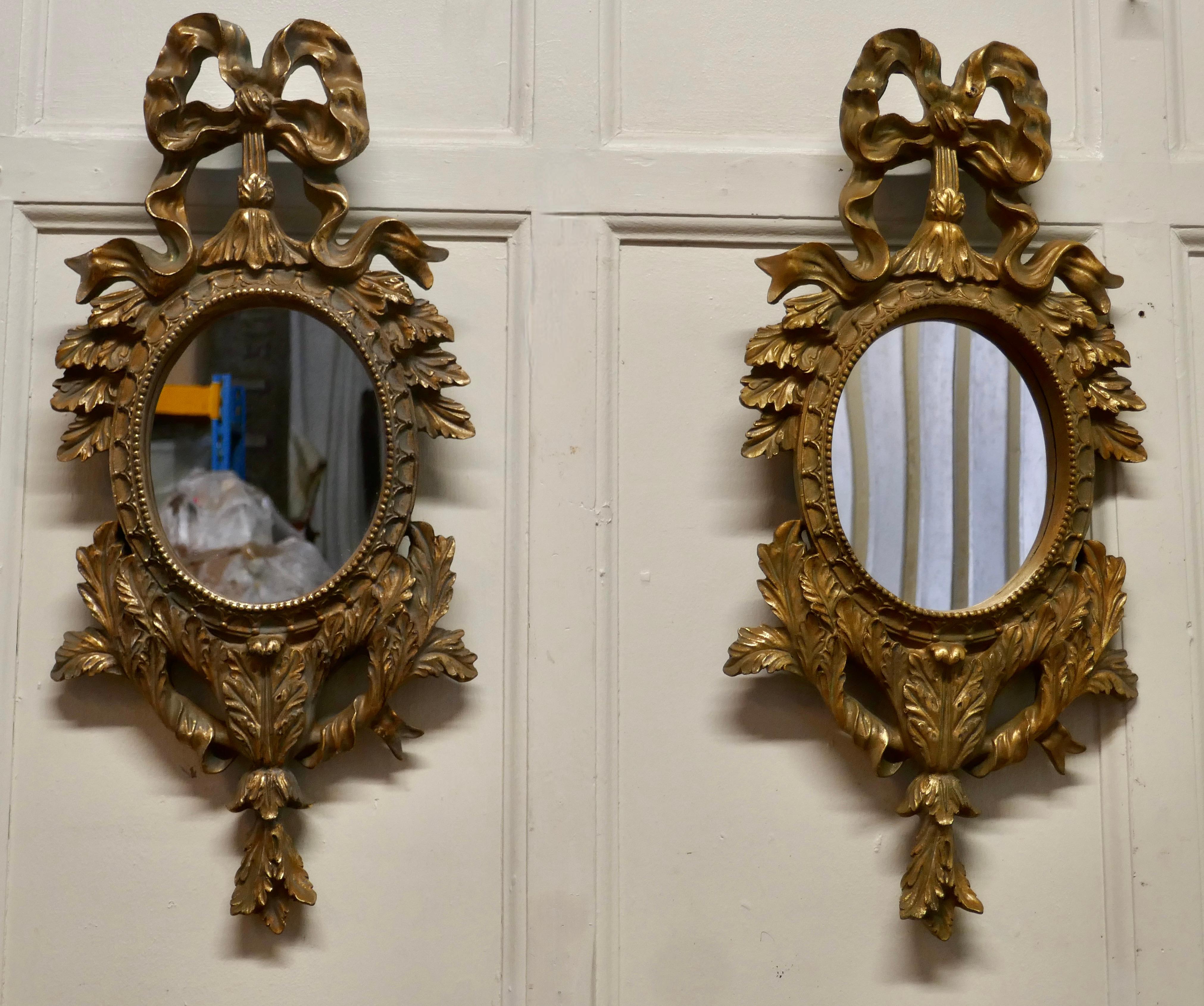 Paire de miroirs muraux ovales rococo dorés en vente 1