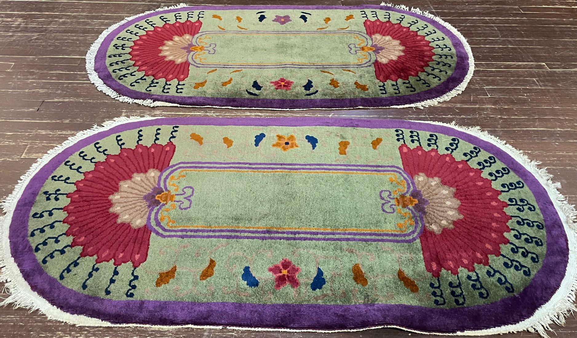 Paar ovale antike chinesische Art-Déco-Teppiche in Form eines Ovals, jeweils um 1920 (Chinesisch) im Angebot