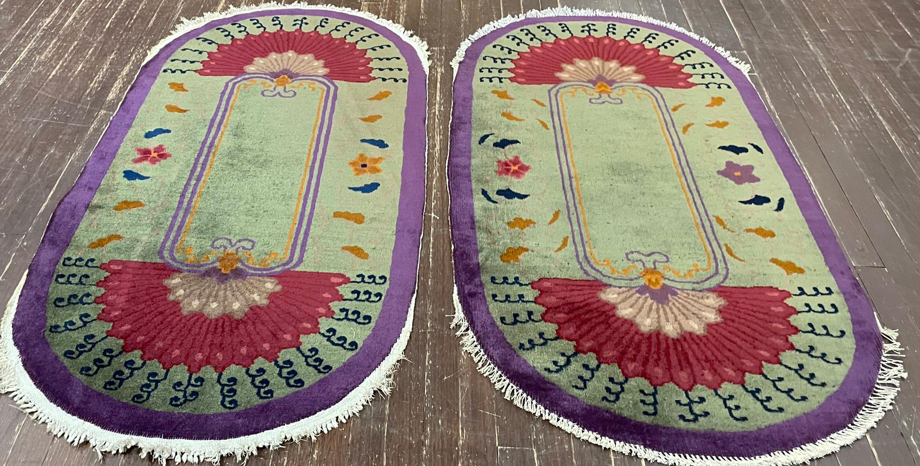 Paar ovale antike chinesische Art-Déco-Teppiche in Form eines Ovals, jeweils um 1920 (Handgeknüpft) im Angebot