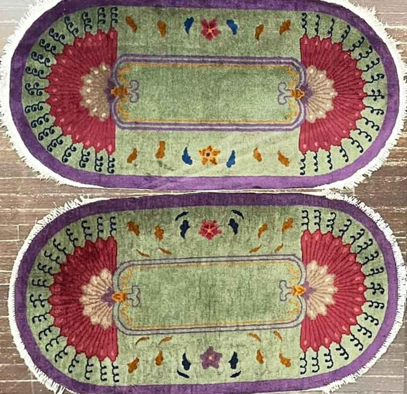 Paar ovale antike chinesische Art-Déco-Teppiche in Form eines Ovals, jeweils um 1920 im Angebot 1
