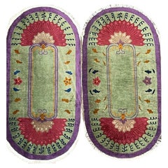 Paire de tapis chinois Art Déco anciens de forme ovale, chacun d'entre eux circa 1920