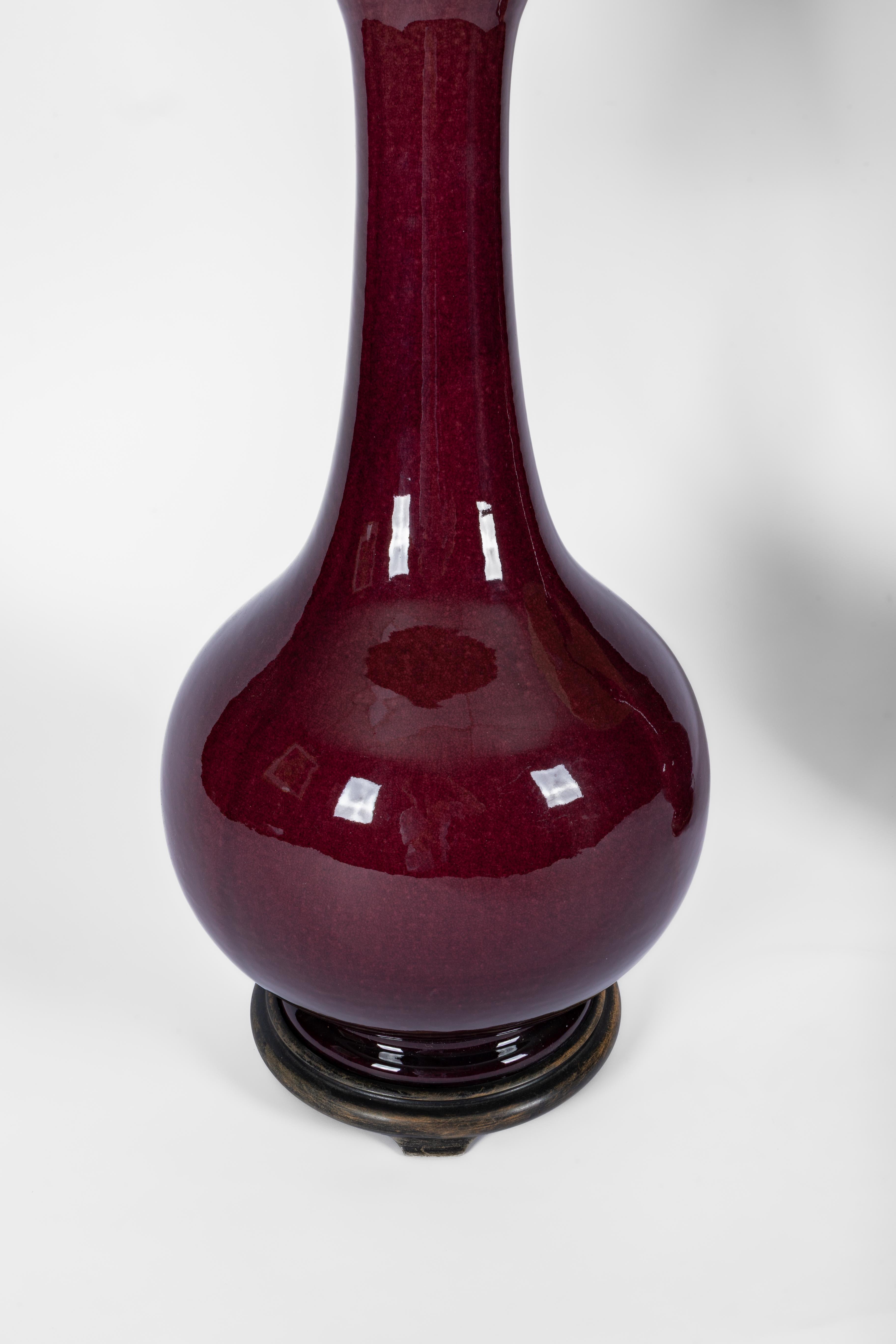 Néoclassique Paire de lampes de table en céramique émaillée de couleur sang-de-bœuf en vente