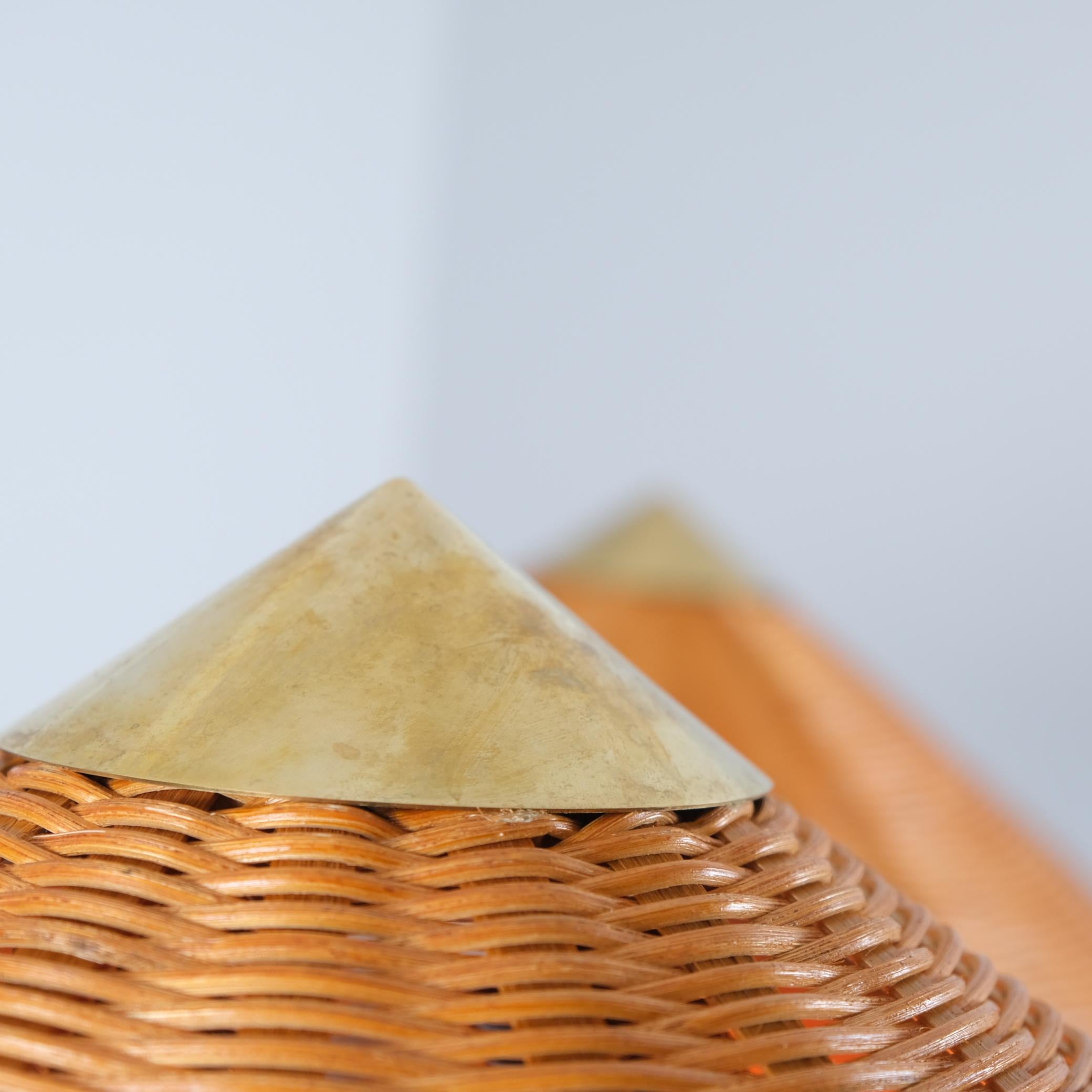 Ottone Coppia di lampade da terra Paavo Tynell modello 9602 'Chinese Hat', rattan, Idman anni '50 in vendita