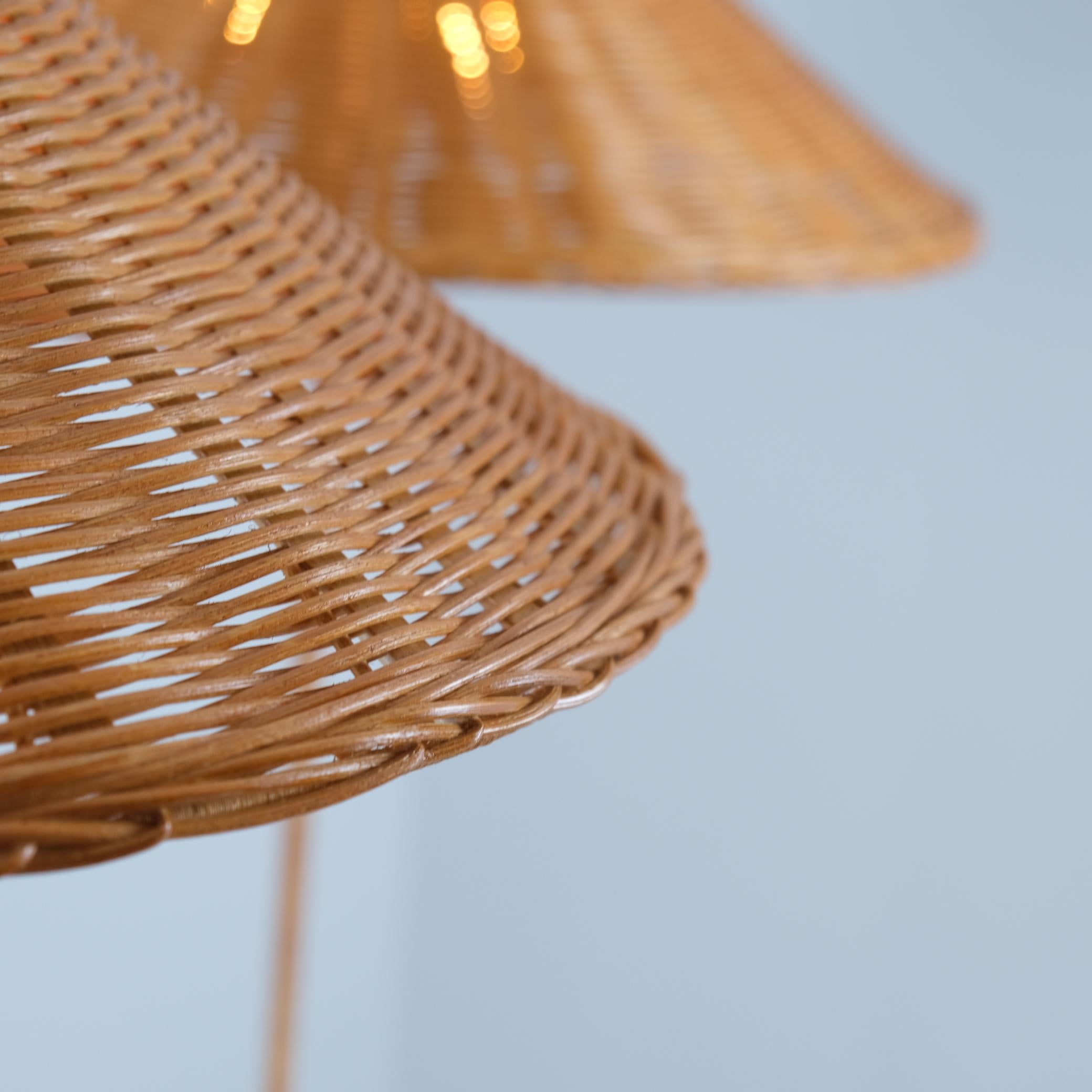 Coppia di lampade da terra Paavo Tynell modello 9602 'Chinese Hat', rattan, Idman anni '50 in vendita 1