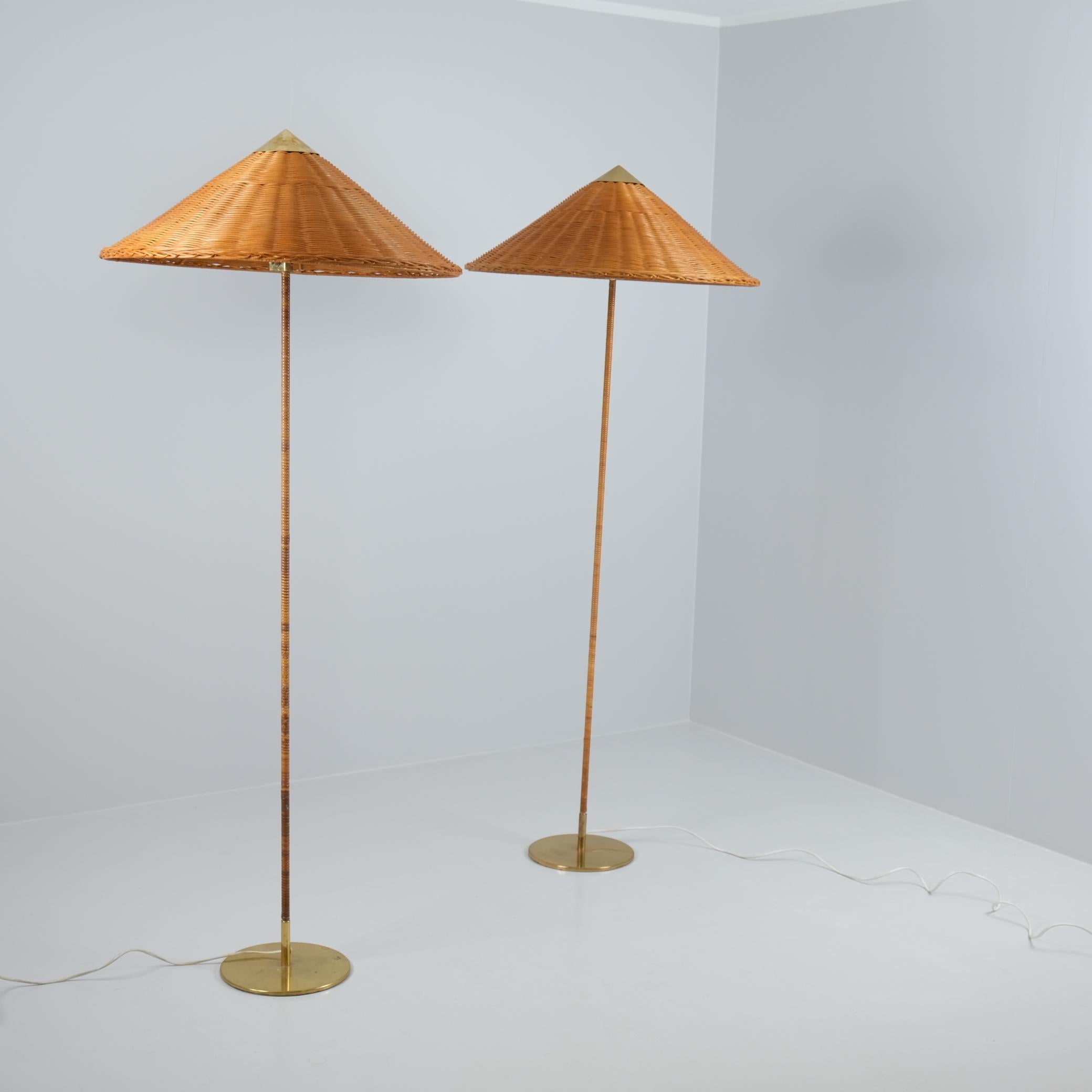 Coppia di lampade da terra Paavo Tynell modello 9602 'Chinese Hat', rattan, Idman anni '50 in vendita 2