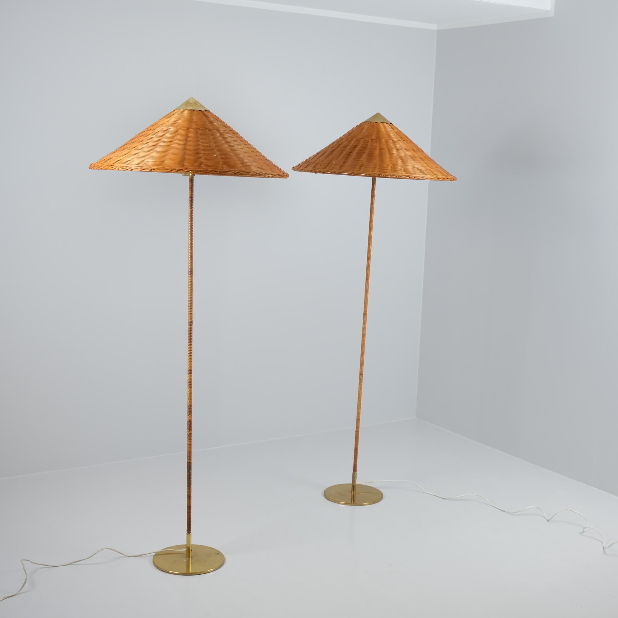 Coppia di lampade da terra Paavo Tynell modello 9602 'Chinese Hat', rattan, Idman anni '50 in vendita 3