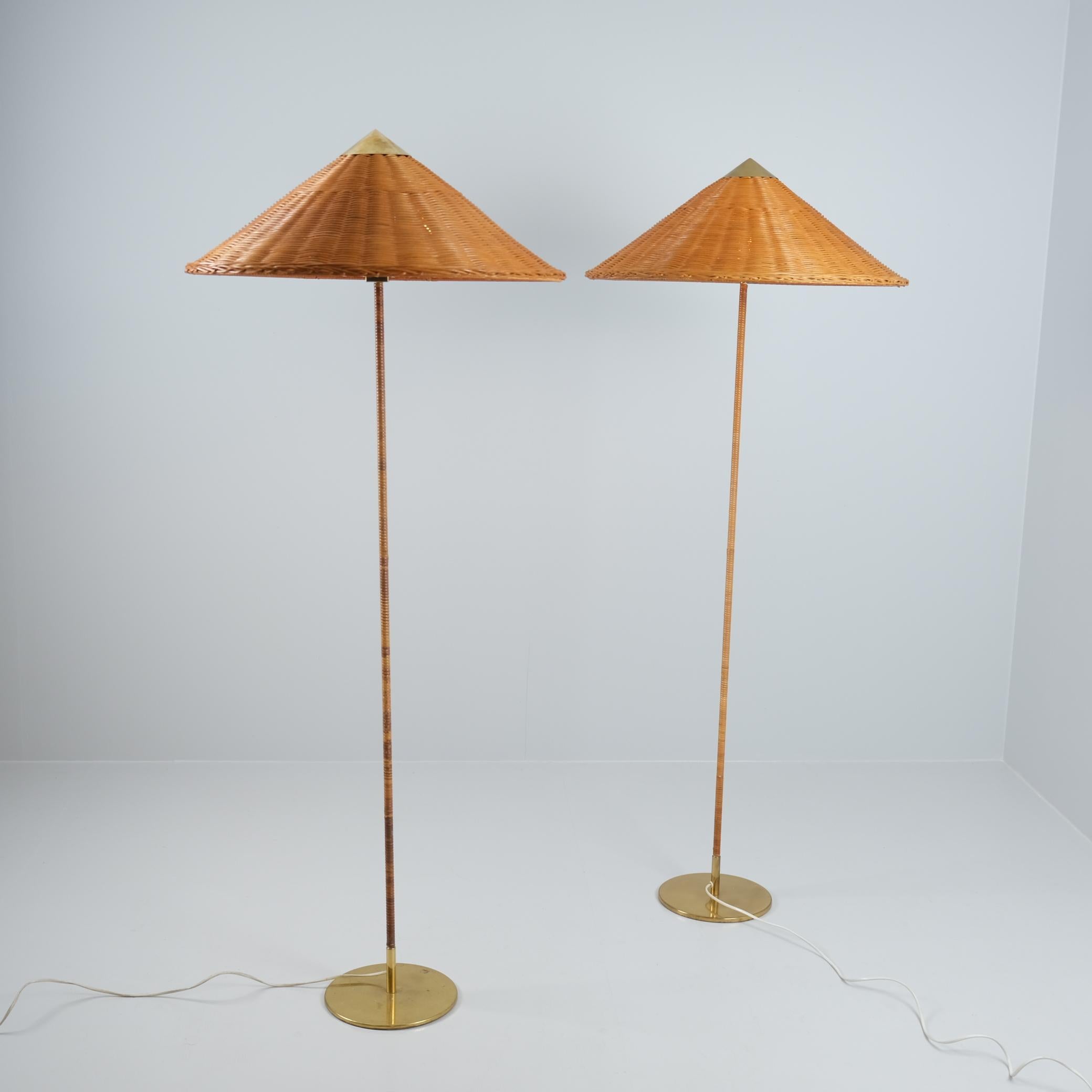 Una bellissima coppia di lampade da terra Paavo Tynell modello 9602, alias cappello cinese, per Idman.

Questa iconica lampada da terra è stata originariamente progettata da Paavo Tynell alla fine degli anni '30 ed è stata perfezionata durante