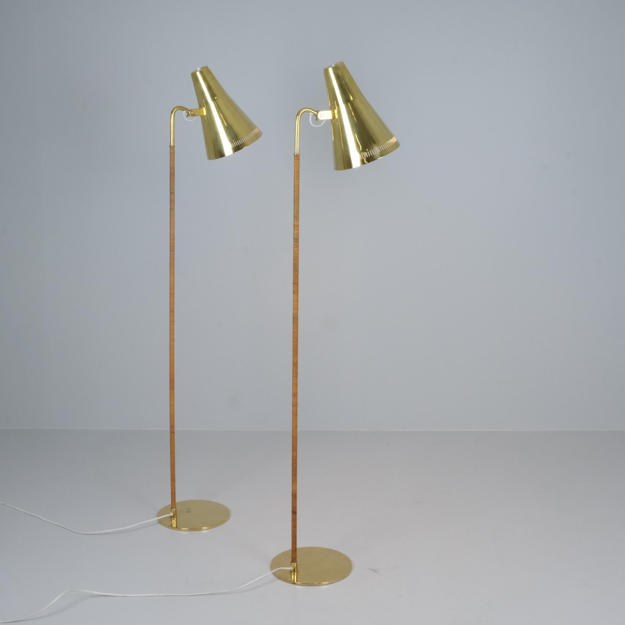Coppia di lampade da terra Paavo Tynell modello 9628 in ottone e rattan, Taito anni '50 in vendita 2