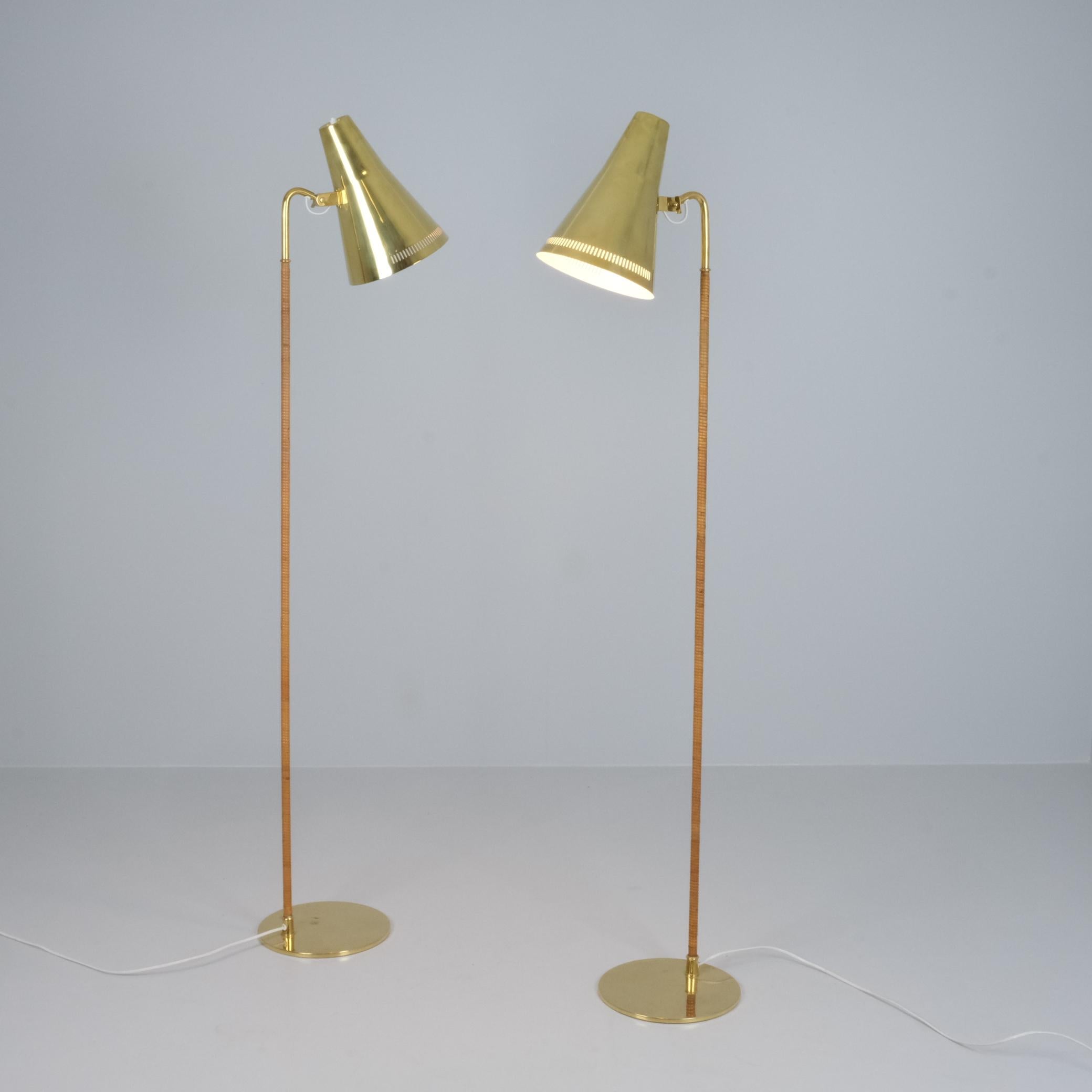 Coppia di lampade da terra Paavo Tynell modello 9628 in ottone e rattan, Taito anni '50 in vendita 3