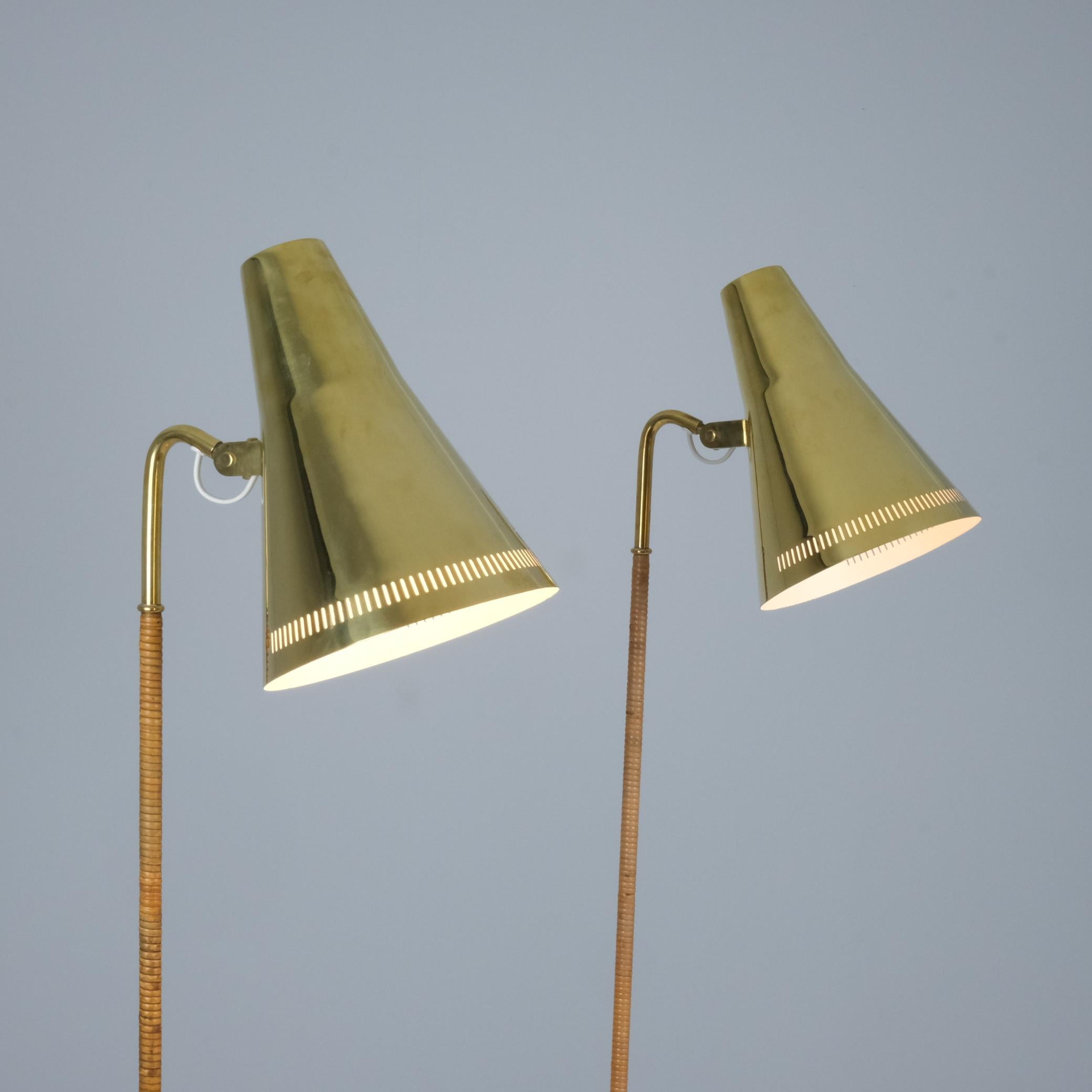 Finlandese Coppia di lampade da terra Paavo Tynell modello 9628 in ottone e rattan, Taito anni '50 in vendita