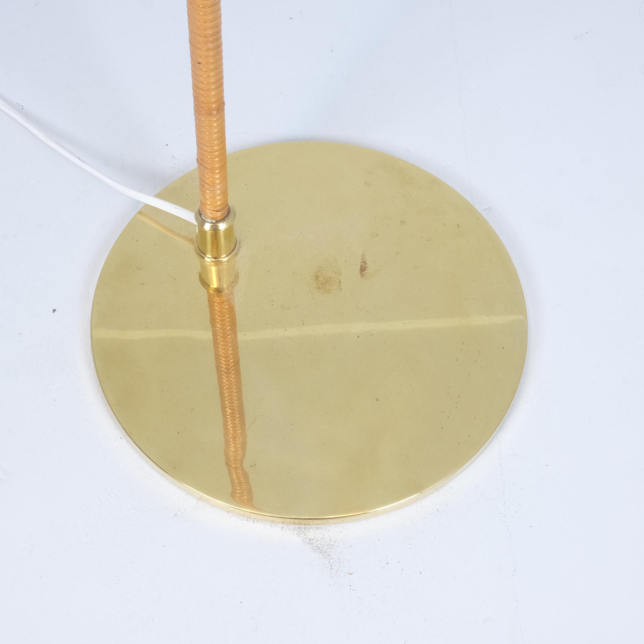 Metà XX secolo Coppia di lampade da terra Paavo Tynell modello 9628 in ottone e rattan, Taito anni '50 in vendita