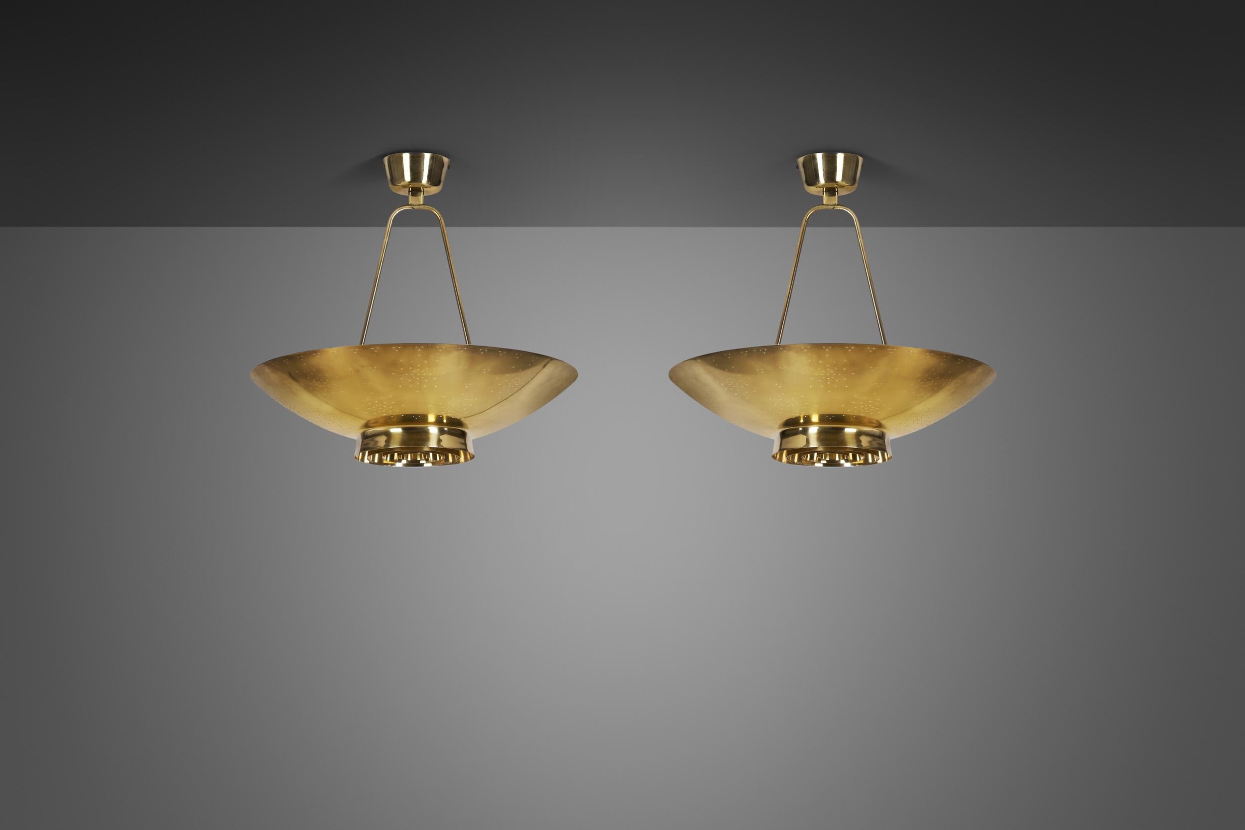 Mid-Century moderno Coppia di lampade da soffitto Paavo Tynell modello 