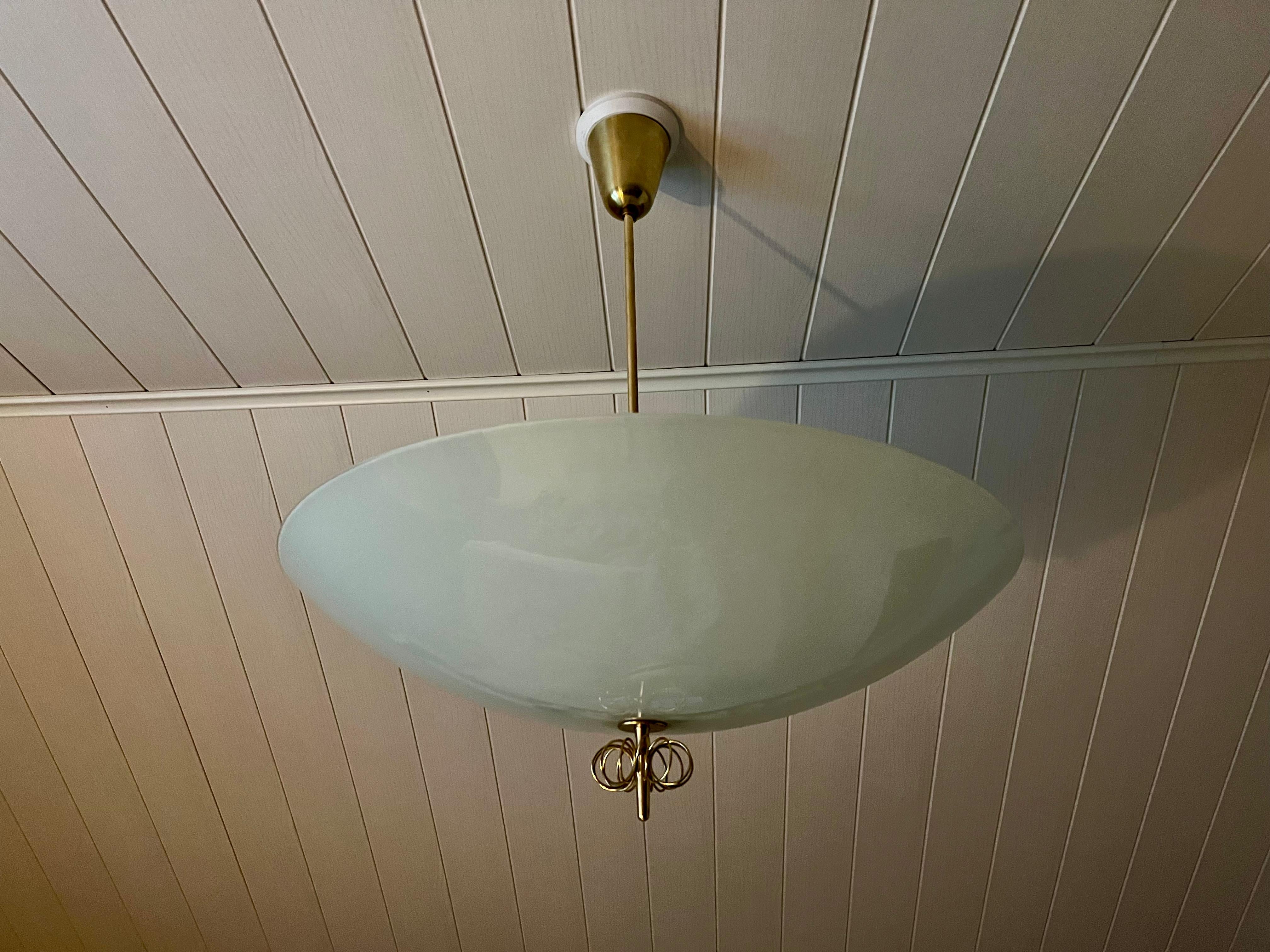 Una coppia di splendide lampade in vetro e ottone, modello 1088, queste lampade sono state restaurate rispettando il loro design originale. La base della lampada presenta splendide decorazioni in ottone. Le lampade sono di colore azzurro, una