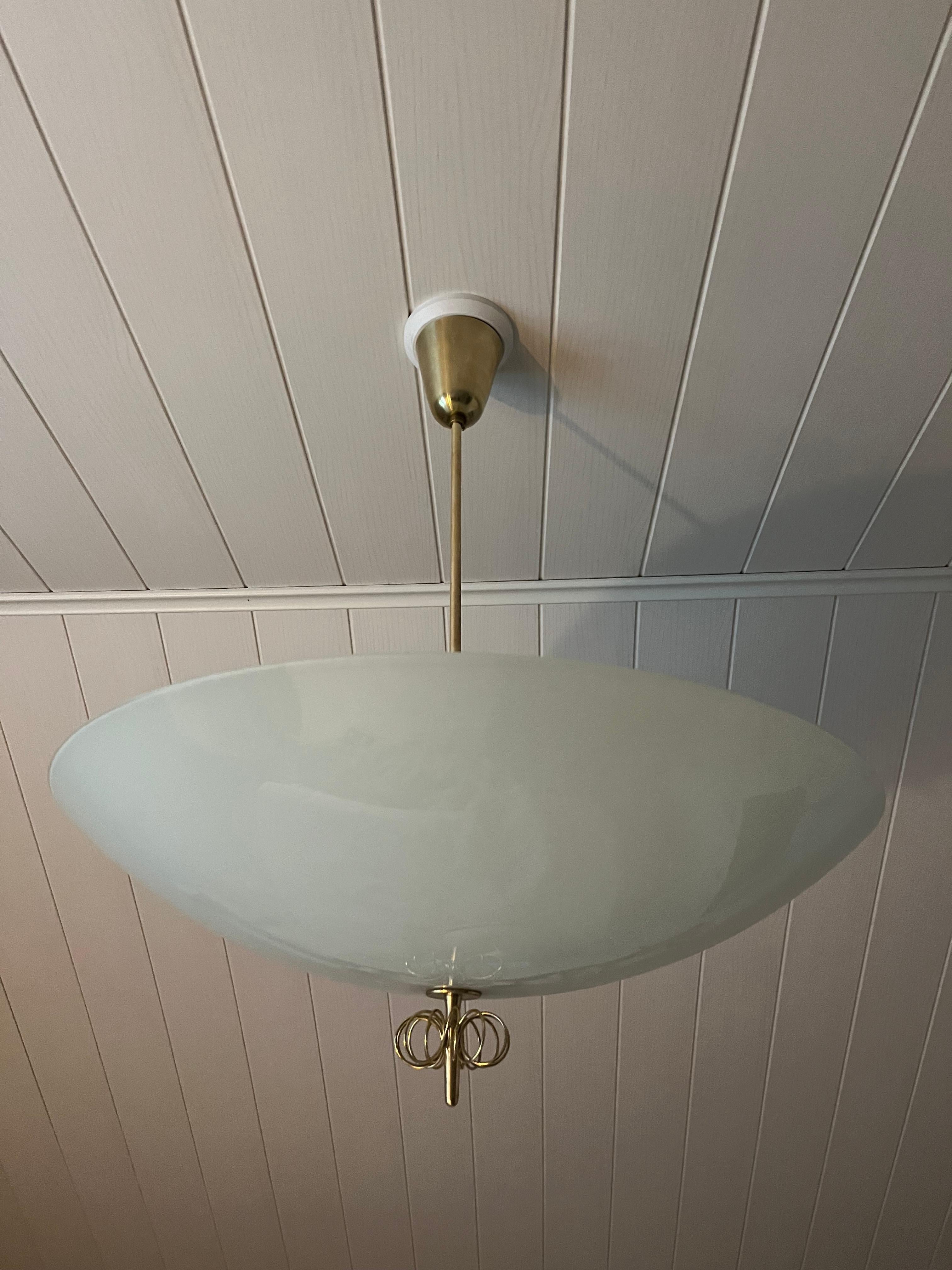 Scandinavo moderno Coppia di lampadari in ottone in stile Paavo Tynell, modello 1088 in vendita