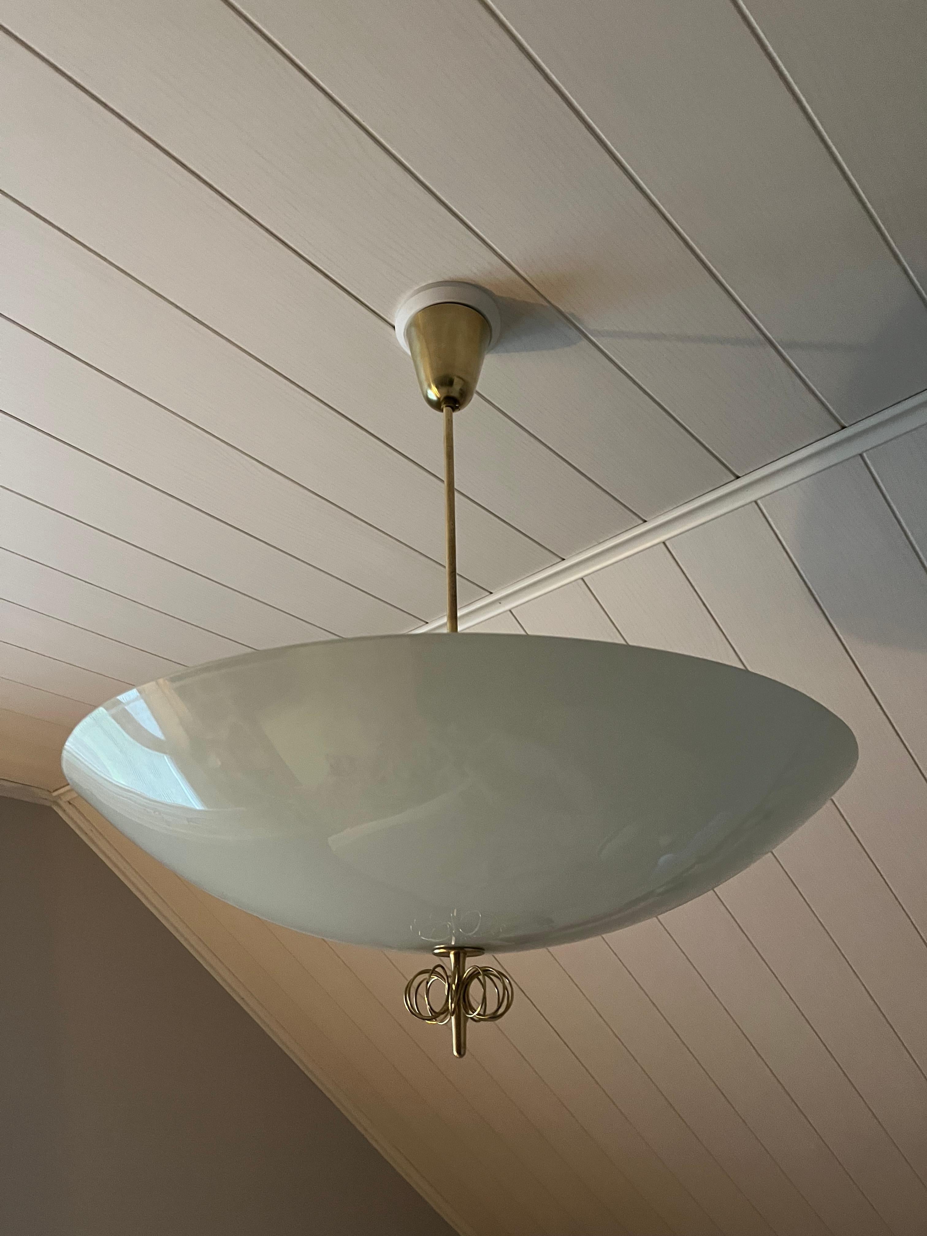 Finlandese Coppia di lampadari in ottone in stile Paavo Tynell, modello 1088 in vendita