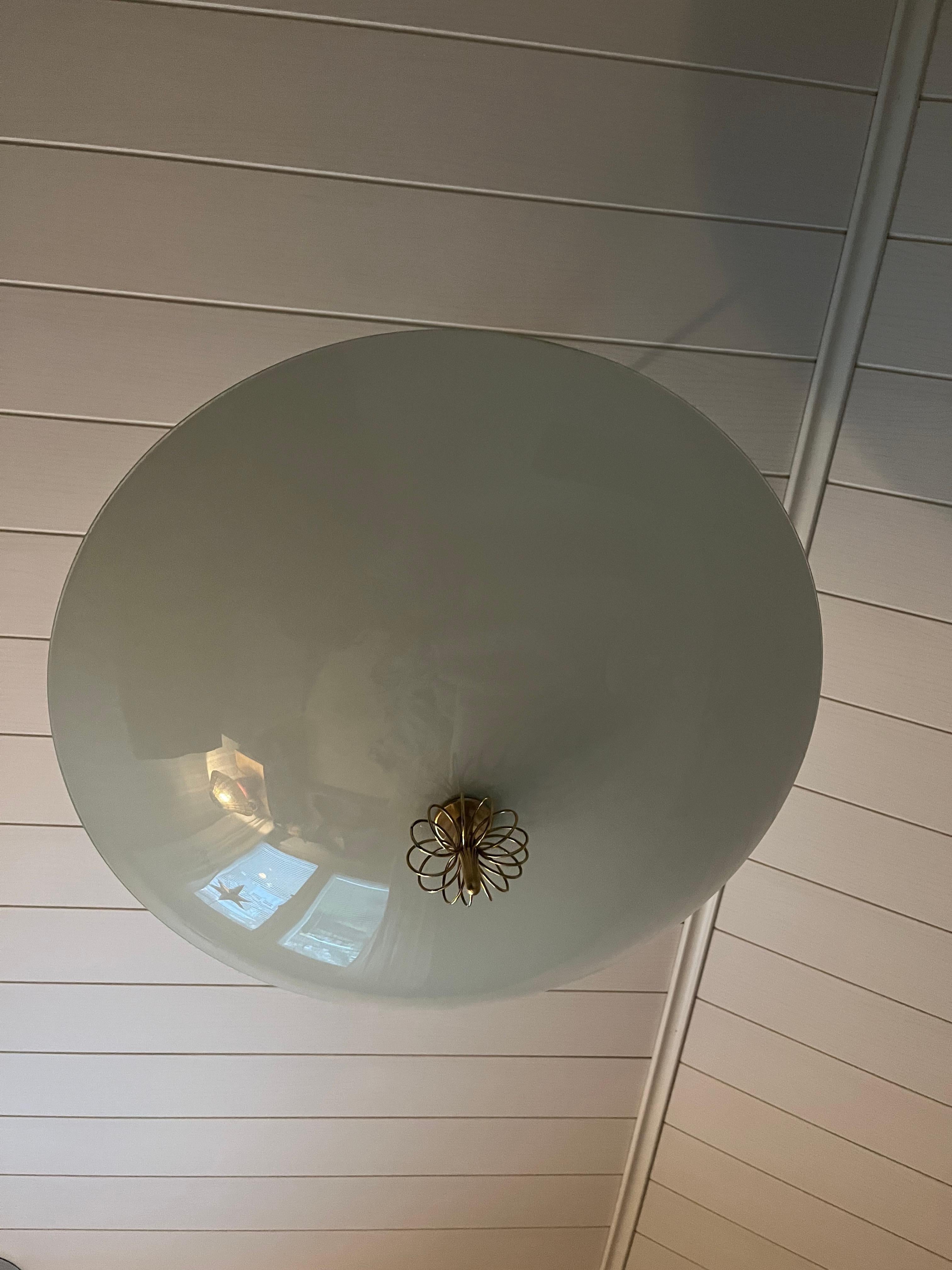 Oggetti in metallo Coppia di lampadari in ottone in stile Paavo Tynell, modello 1088 in vendita