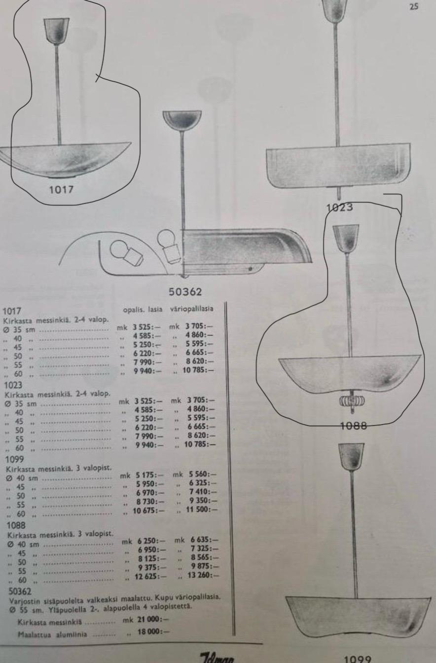 Coppia di lampadari in ottone in stile Paavo Tynell, modello 1088 in vendita 1