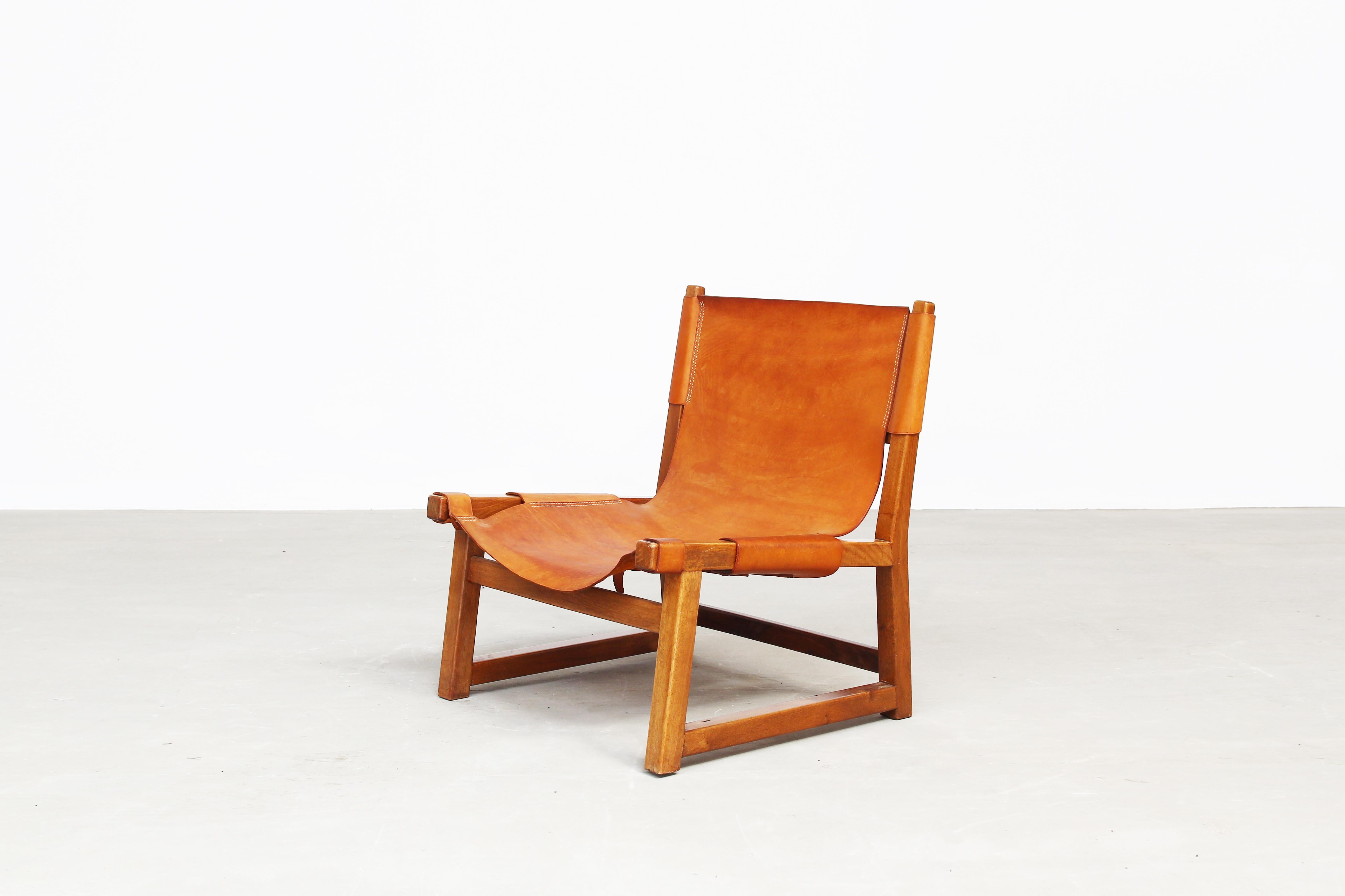 Pair of Paco Muñoz for Darro, 'Riaza' Chair Walnut and Leather, Spain, 1960s In Good Condition In Berlin, DE