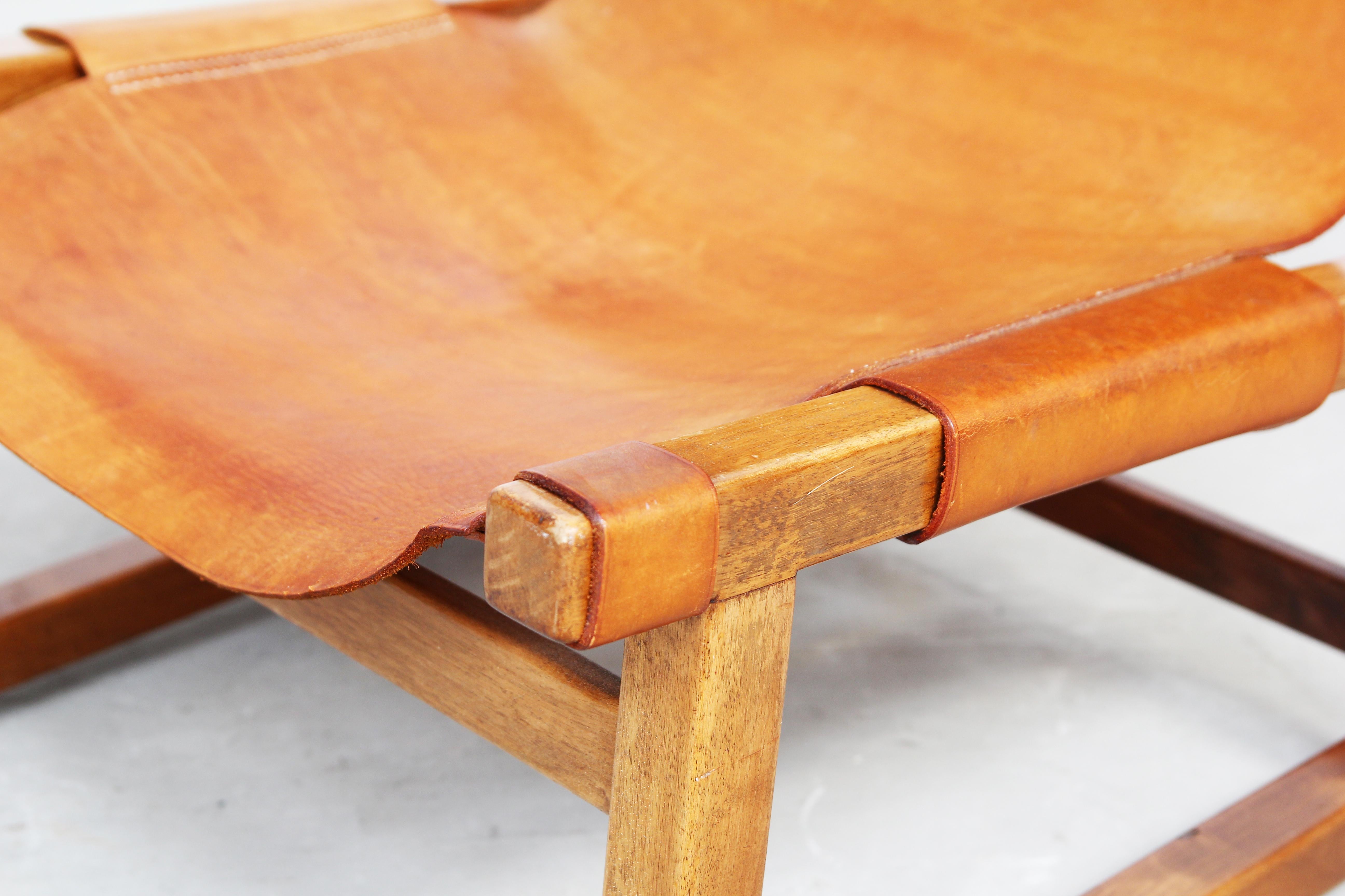 Cuir Paire de chaises Paco Muñoz pour Darro, 'Riaza' en noyer et cuir, Espagne, années 1960