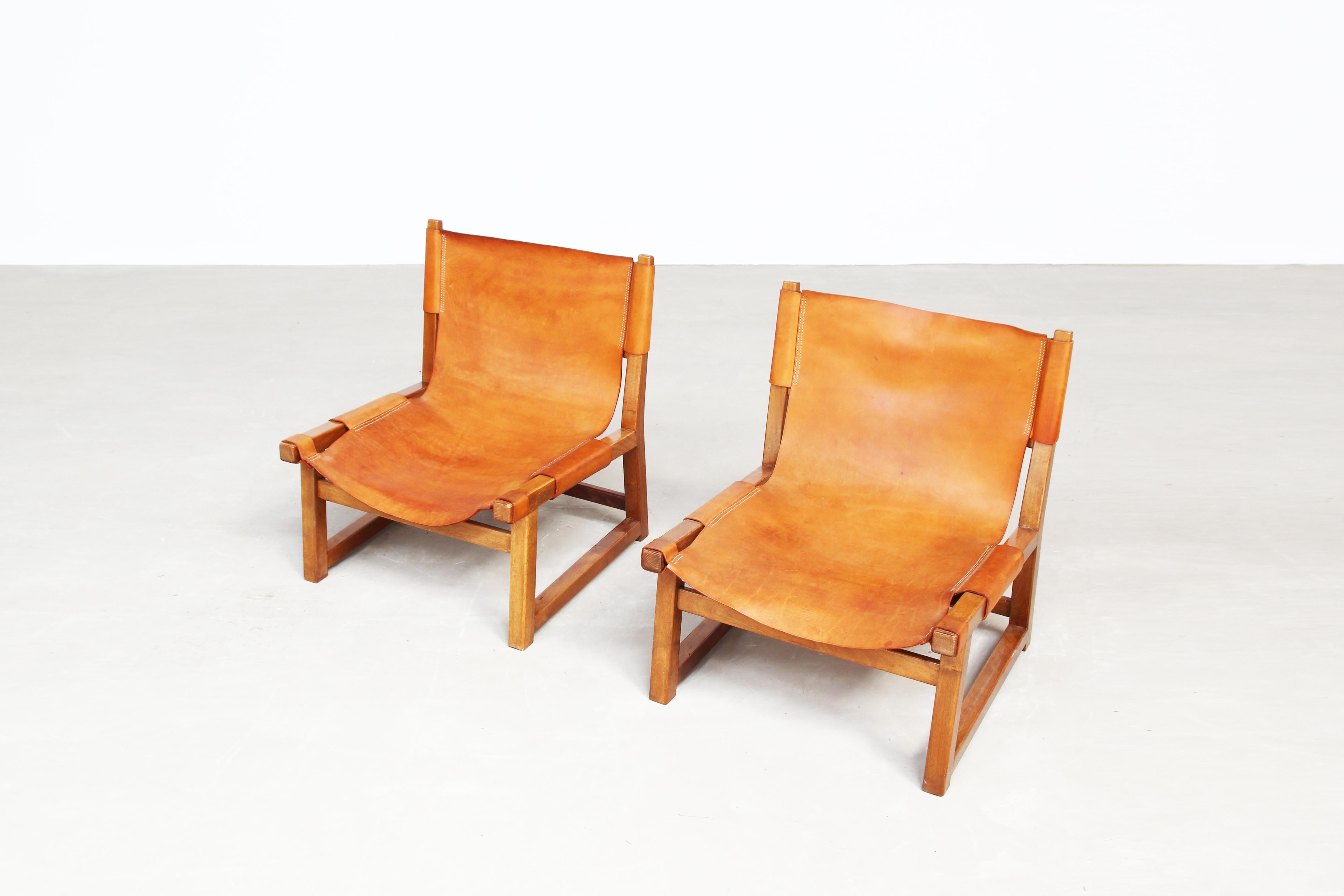 Pair of Paco Muñoz for Darro, 'Riaza' Chair Walnut and Leather, Spain, 1960s 3