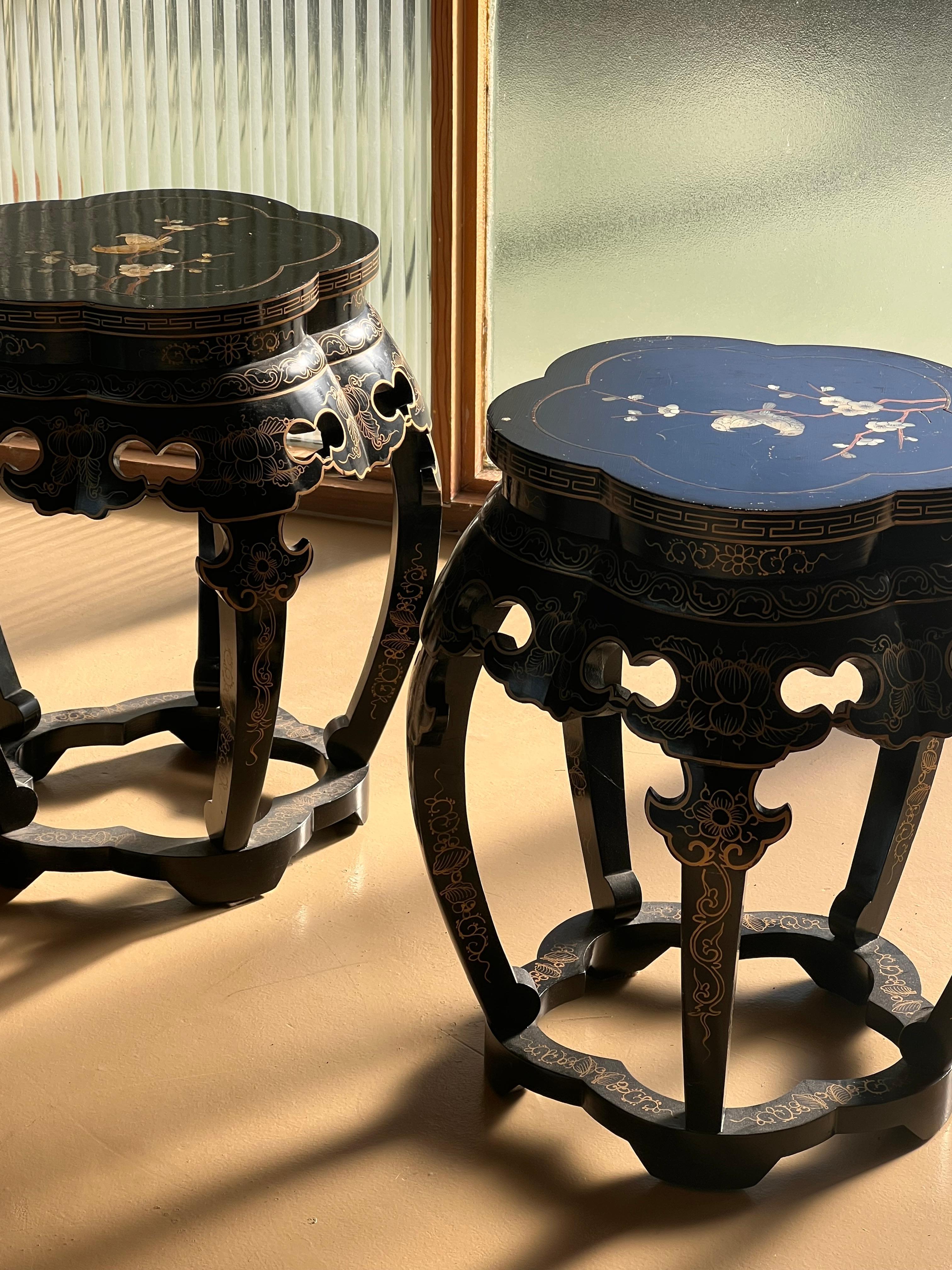 Paar lackierte und geschnitzte lackierte Hocker, Hongkong, 20. Jahrhundert, Paar (Chinoiserie) im Angebot