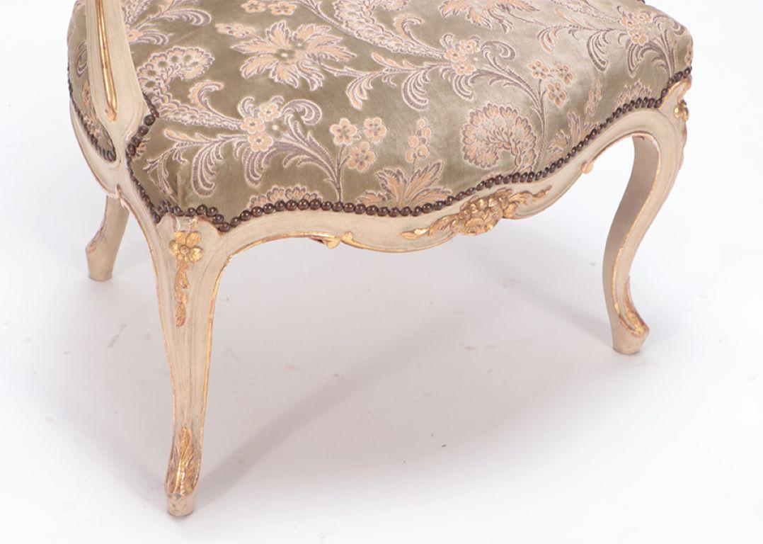 Zwei bemalte und vergoldete französische gepolsterte offene Sessel im Louis-XV-Stil aus Holz (Vergoldet) im Angebot