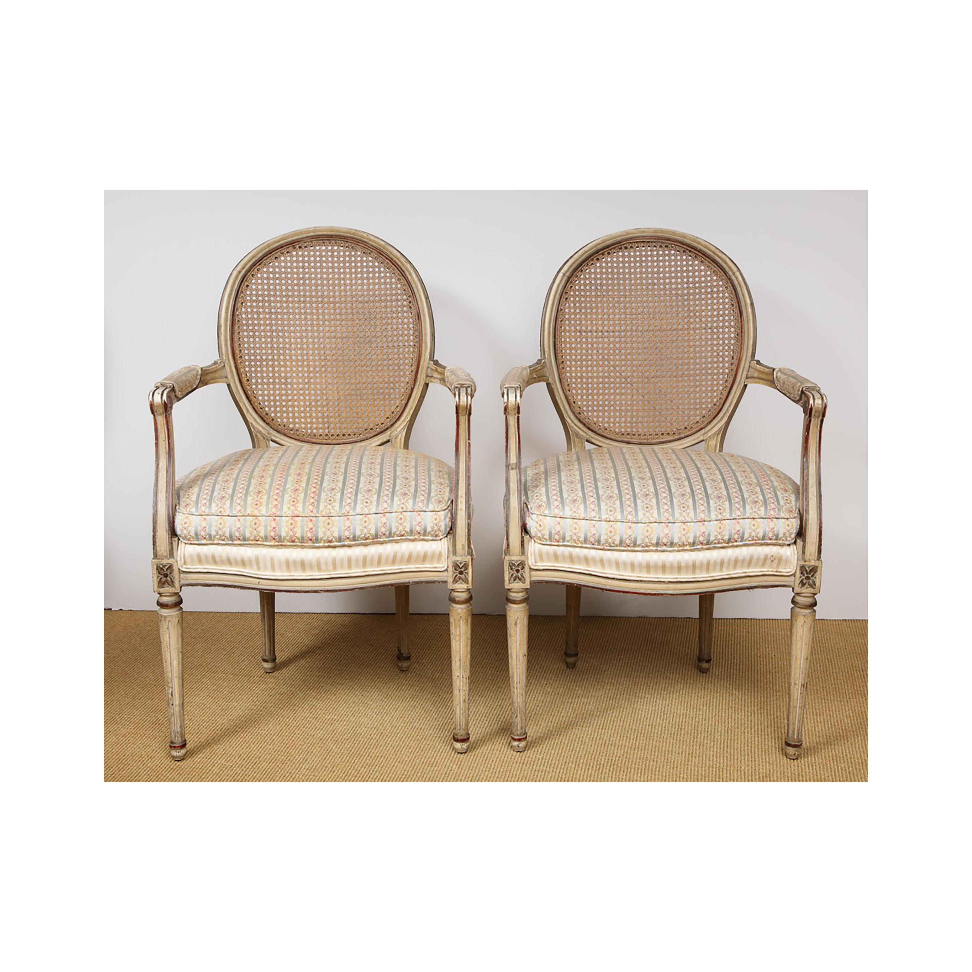 Français Paire de fauteuils de style Louis XVI peints et dorés à la feuille en vente