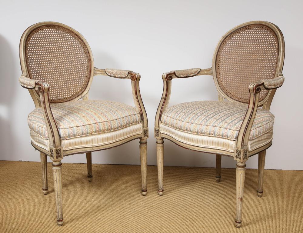 Paire de fauteuils de style Louis XVI peints et dorés à la feuille Bon état - En vente à Lyndhurst, NJ
