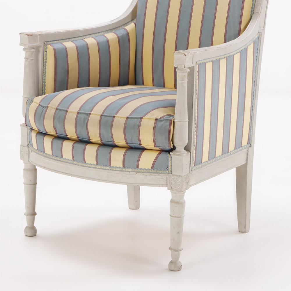 A pair of painted French Directoire style bergere chairs C 1900. In Good Condition For Sale In Philadelphia, PA