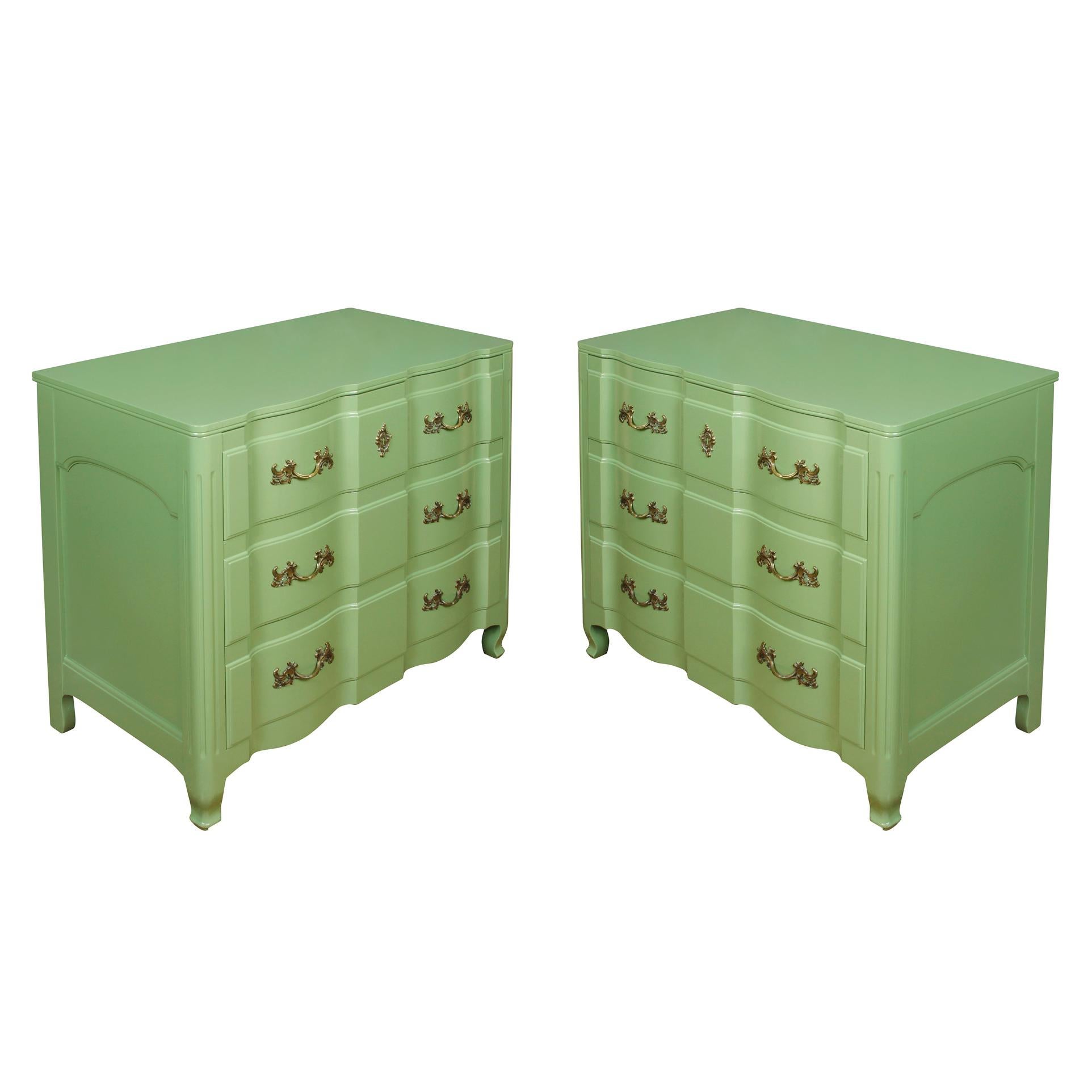 Coppia di cassettiere dipinte di verde in stile provinciale.