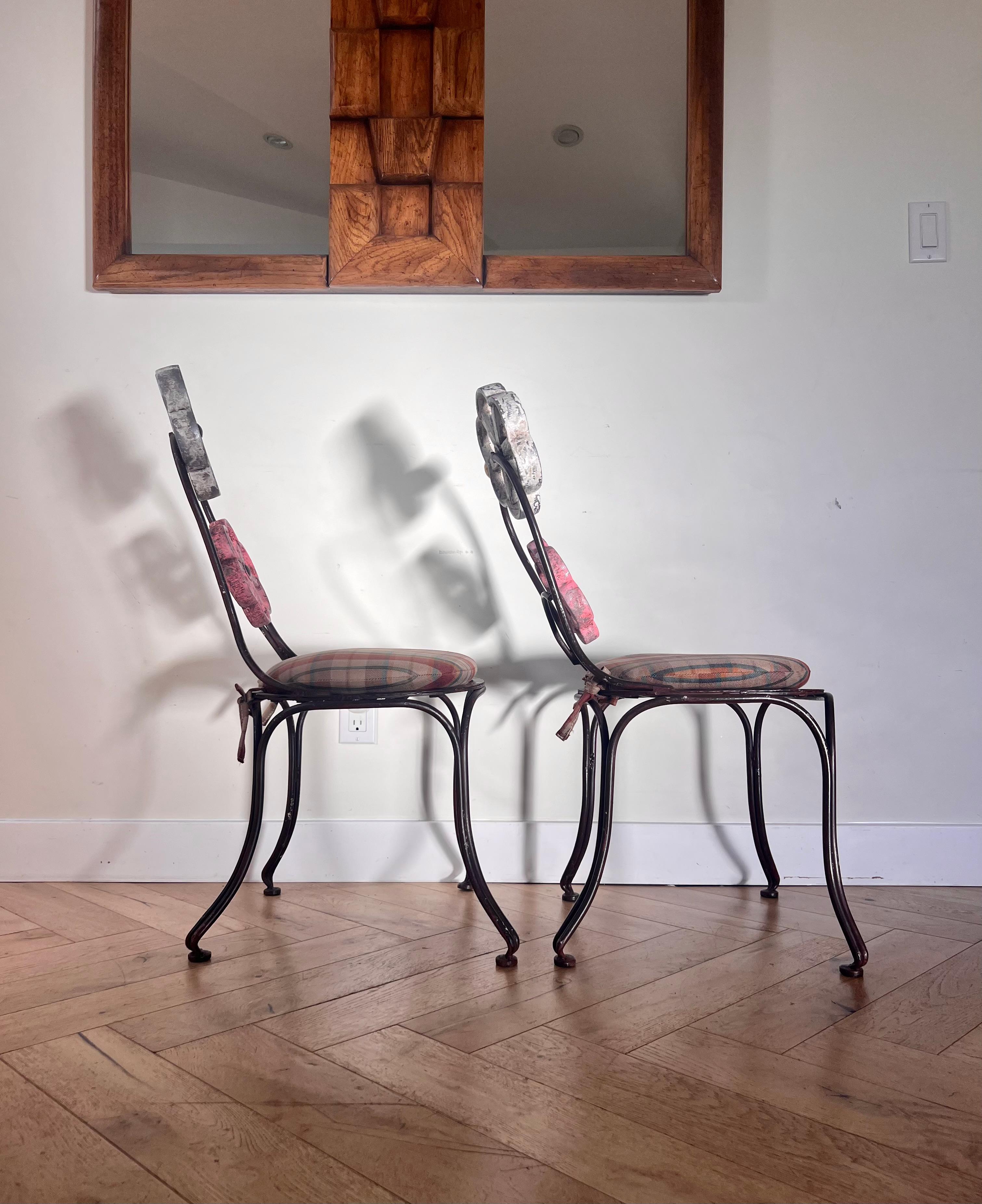 Paire de chaises en fer peint de Joe Brown pour Anthropologie, début de carrière Bon état - En vente à View Park, CA